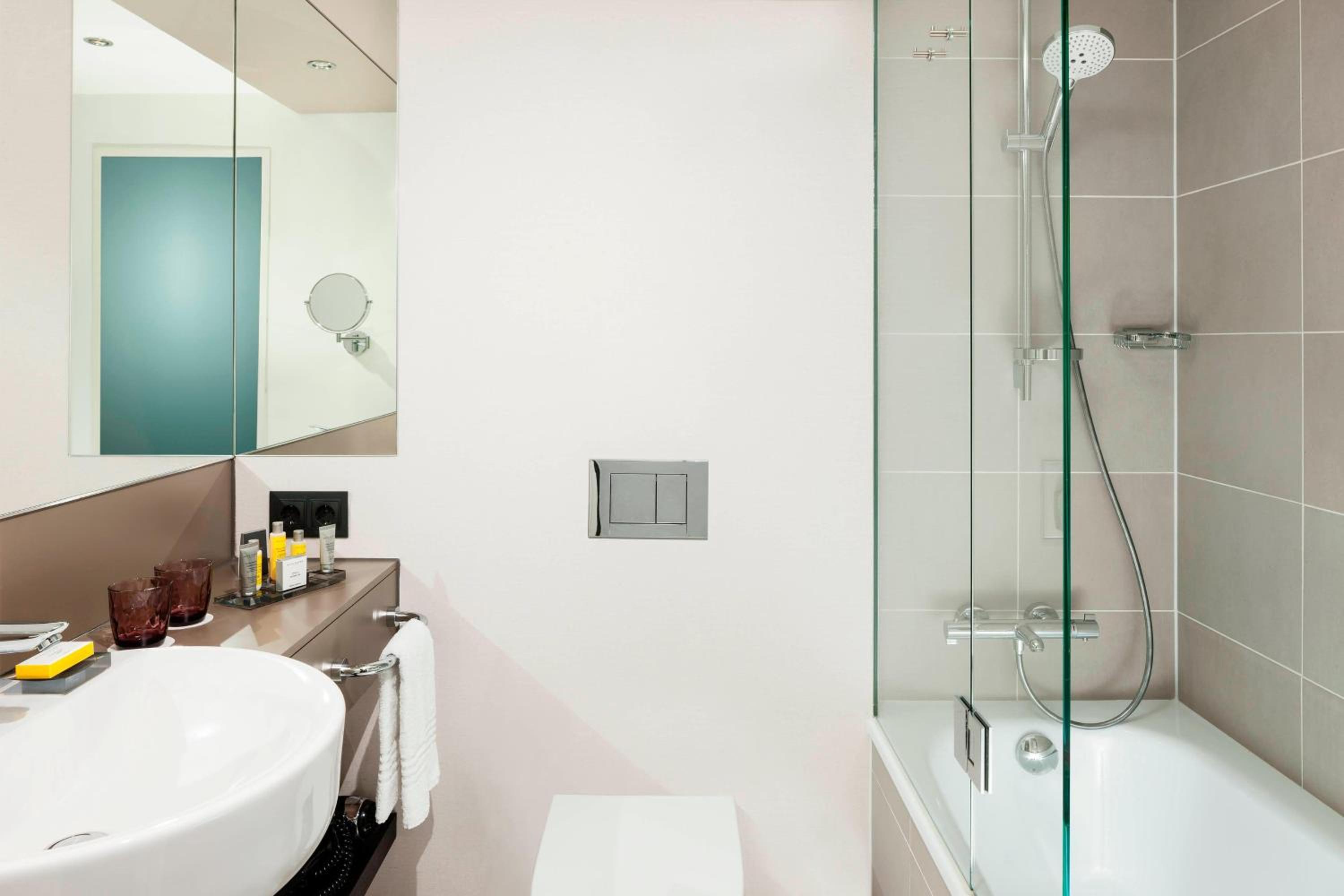 Deluxe Room, Guest room, 1 King - Photo 7