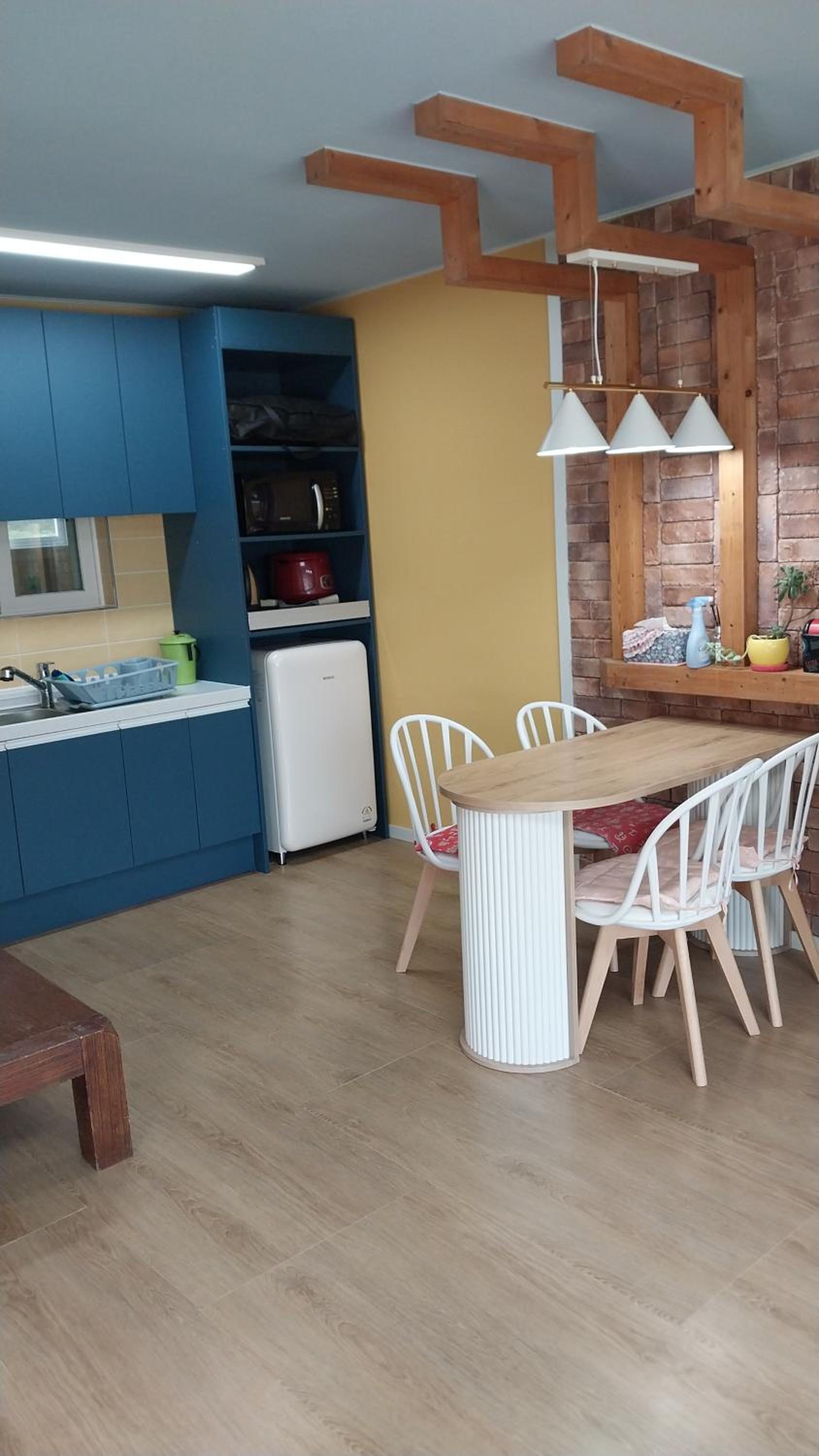 One-Bedroom House - Photo 2