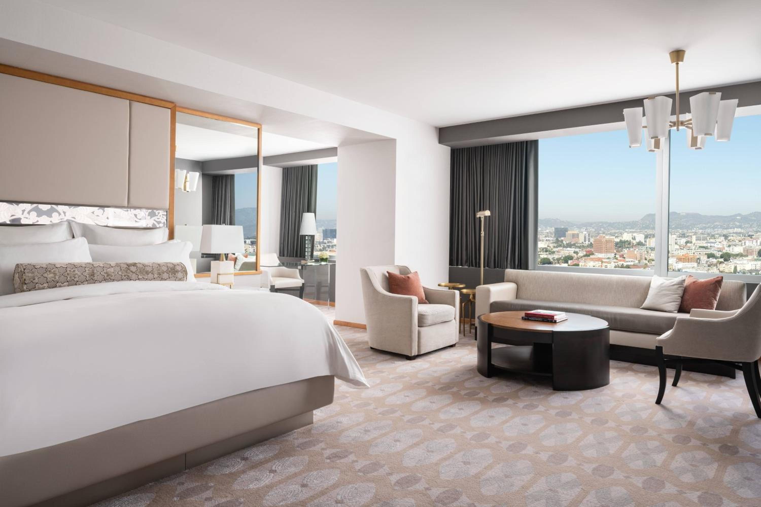 Junior Suite, 1 King, City View, Club Lounge Access thumbnail 5