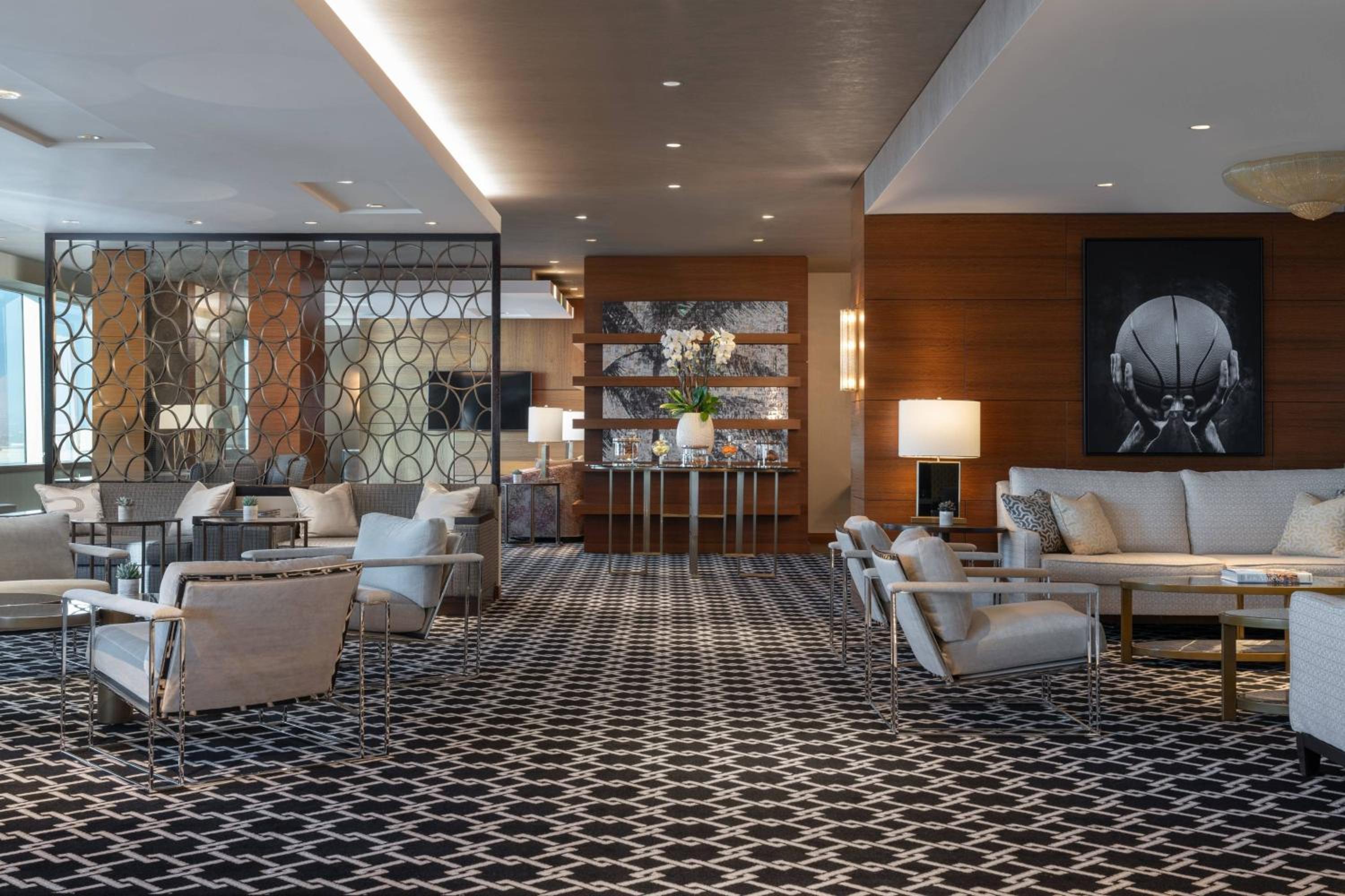 Executive Suite, Club Lounge Access thumbnail 5