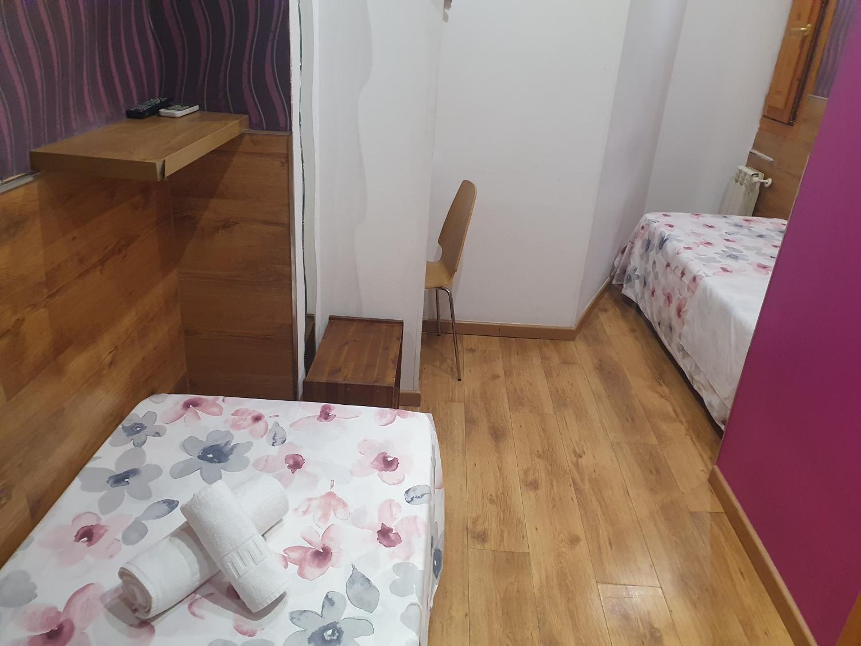 Budget Twin Room photo 3