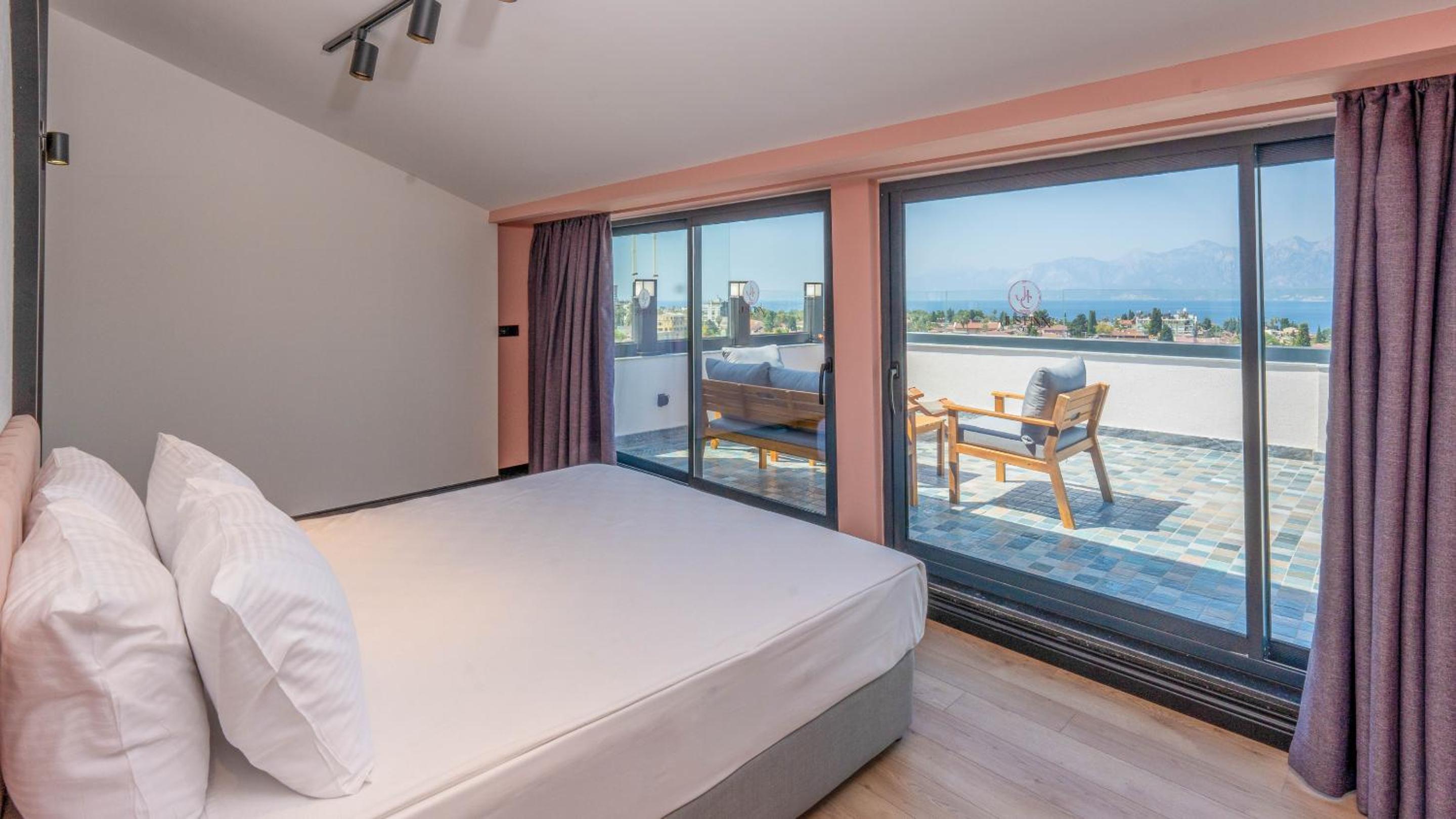 Deluxe Double Room with Balcony and Sea View