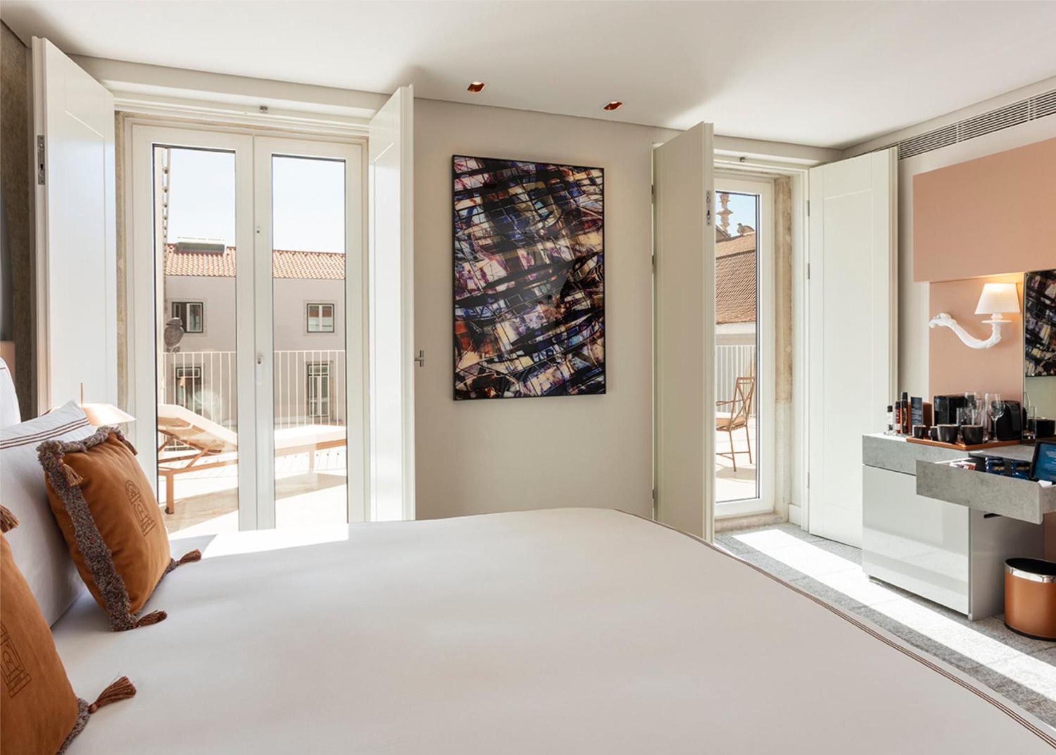 Premium King Room with One King Bed and Terrace (Non Smoking) thumbnail 5