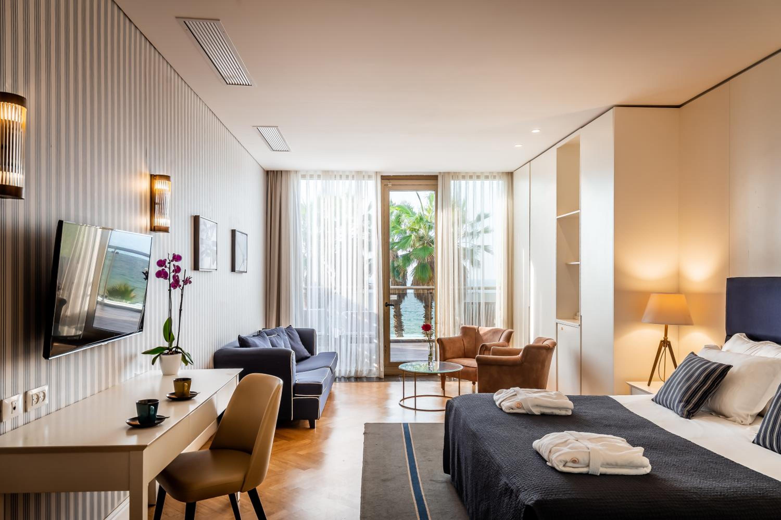 Junior Suite with Balcony and Sea View