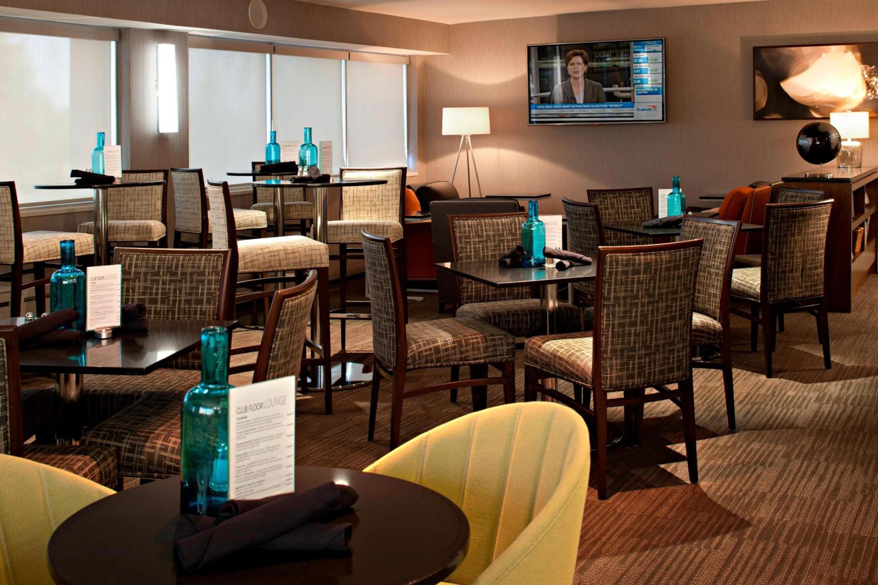 Executive Club King Suite with Sofa Bed - Club Lounge Access thumbnail 5