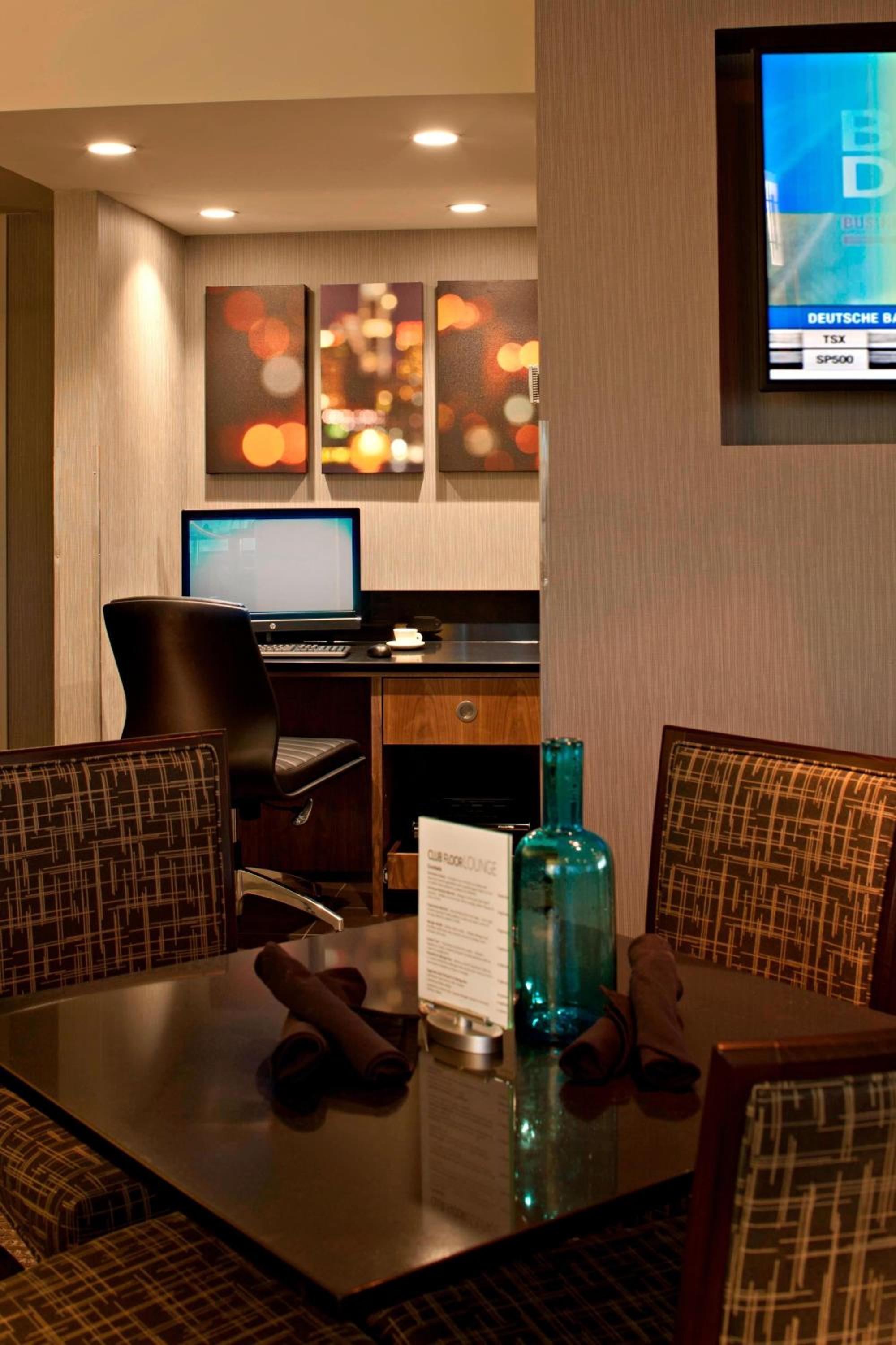 Executive Club King Suite with Sofa Bed - Club Lounge Access