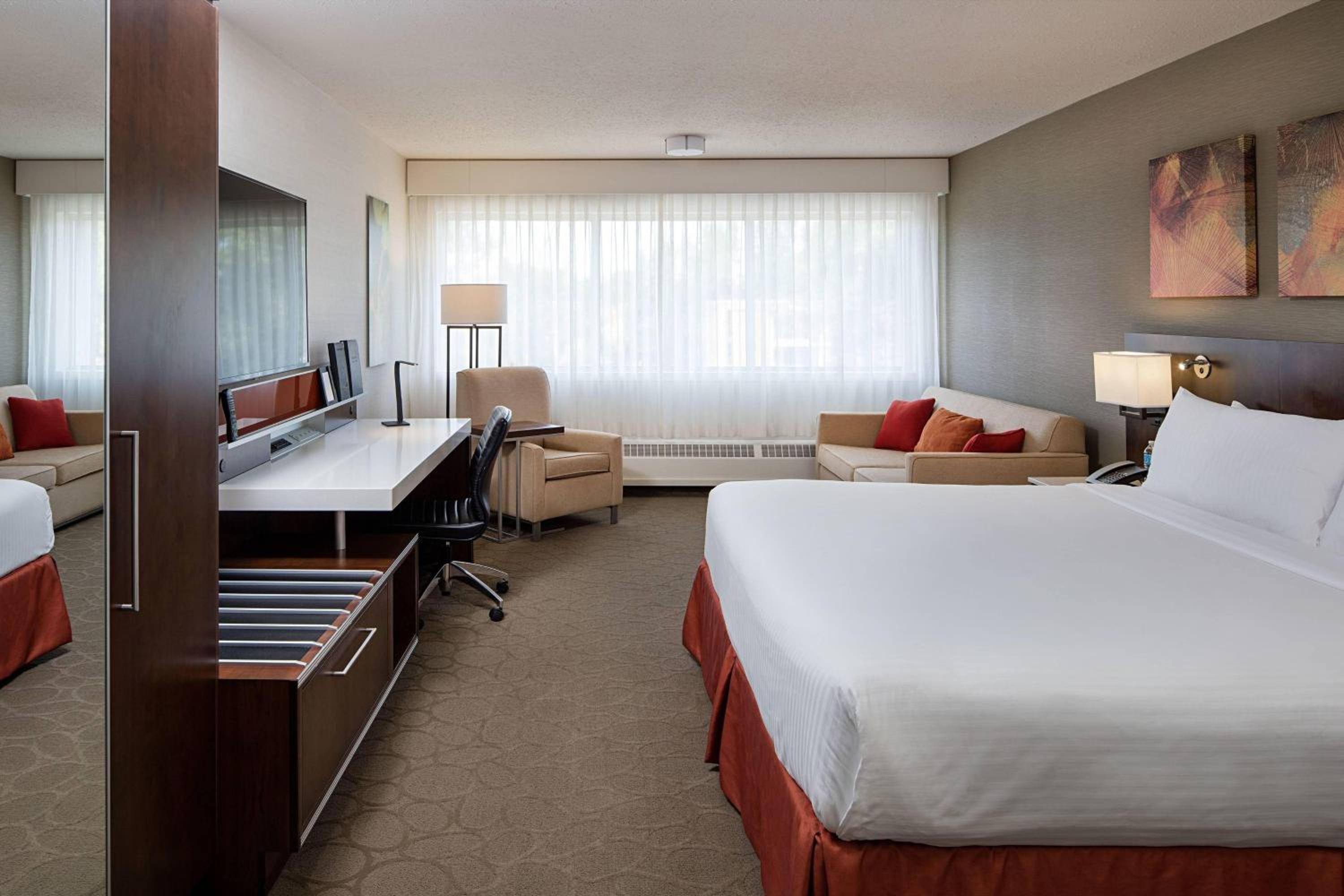 Deluxe King Room with Sofa Bed thumbnail 6