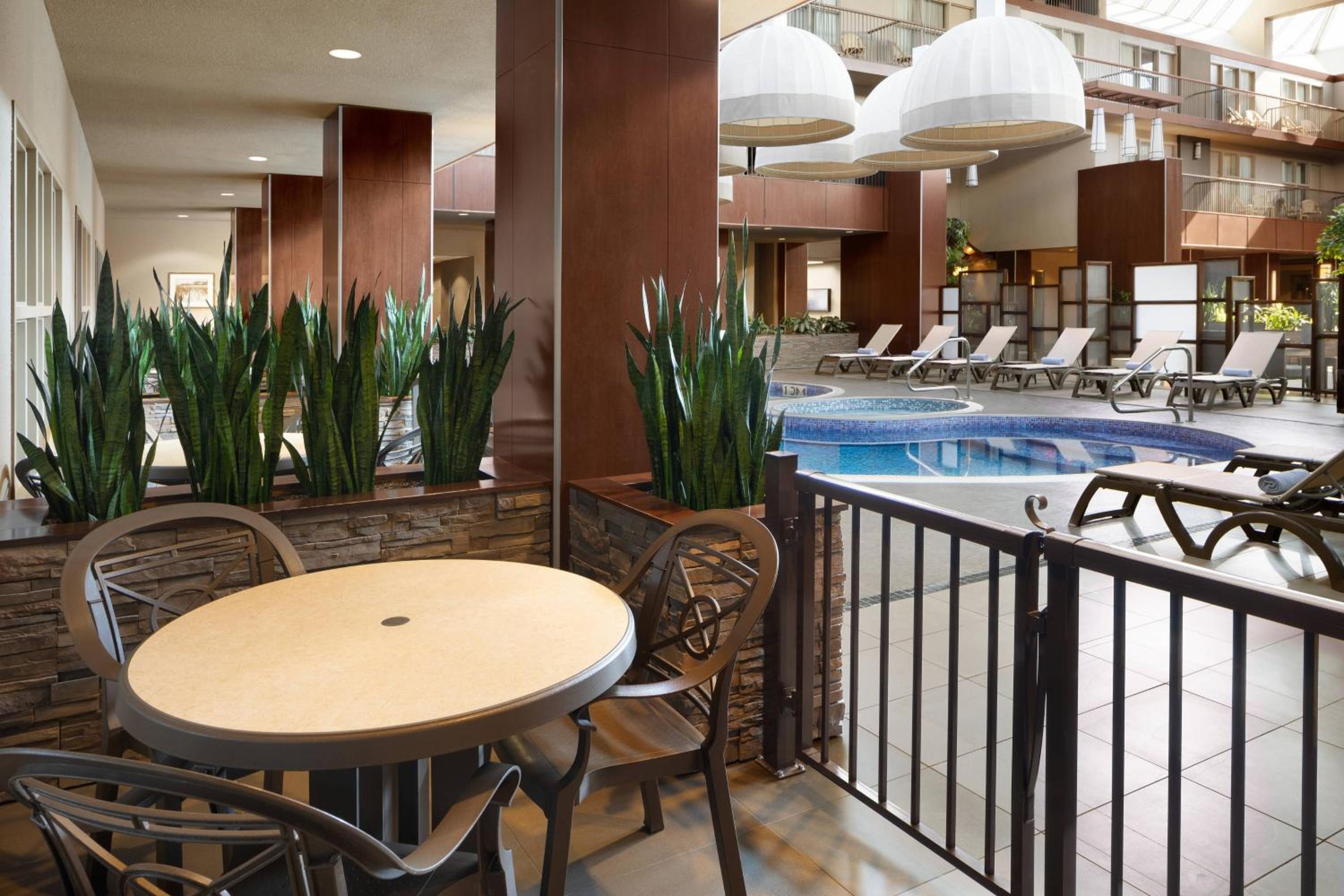 Deluxe poolside, Guest room, 2 Queen, Atrium Building thumbnail 6
