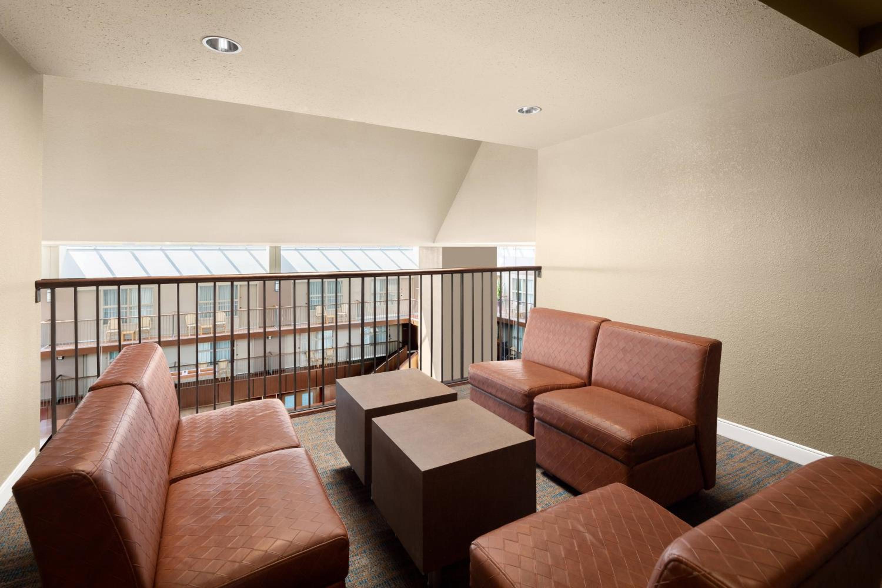 One-Bedroom Bi-Level Loft Club Suite - Club Lounge Access thumbnail 6