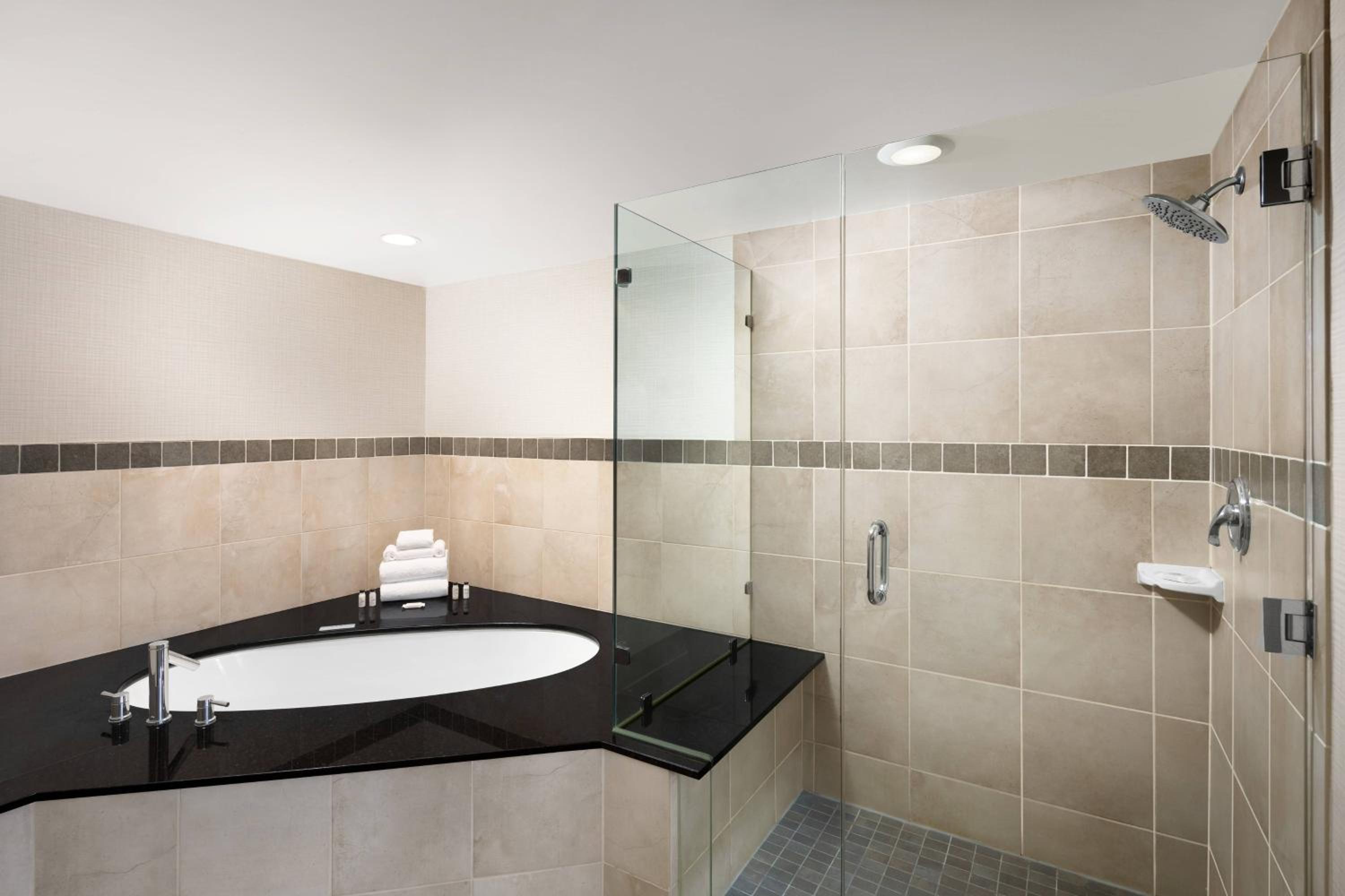 Club Jacuzzi Suite, Club lounge access, 2 Bedroom Suite thumbnail 5