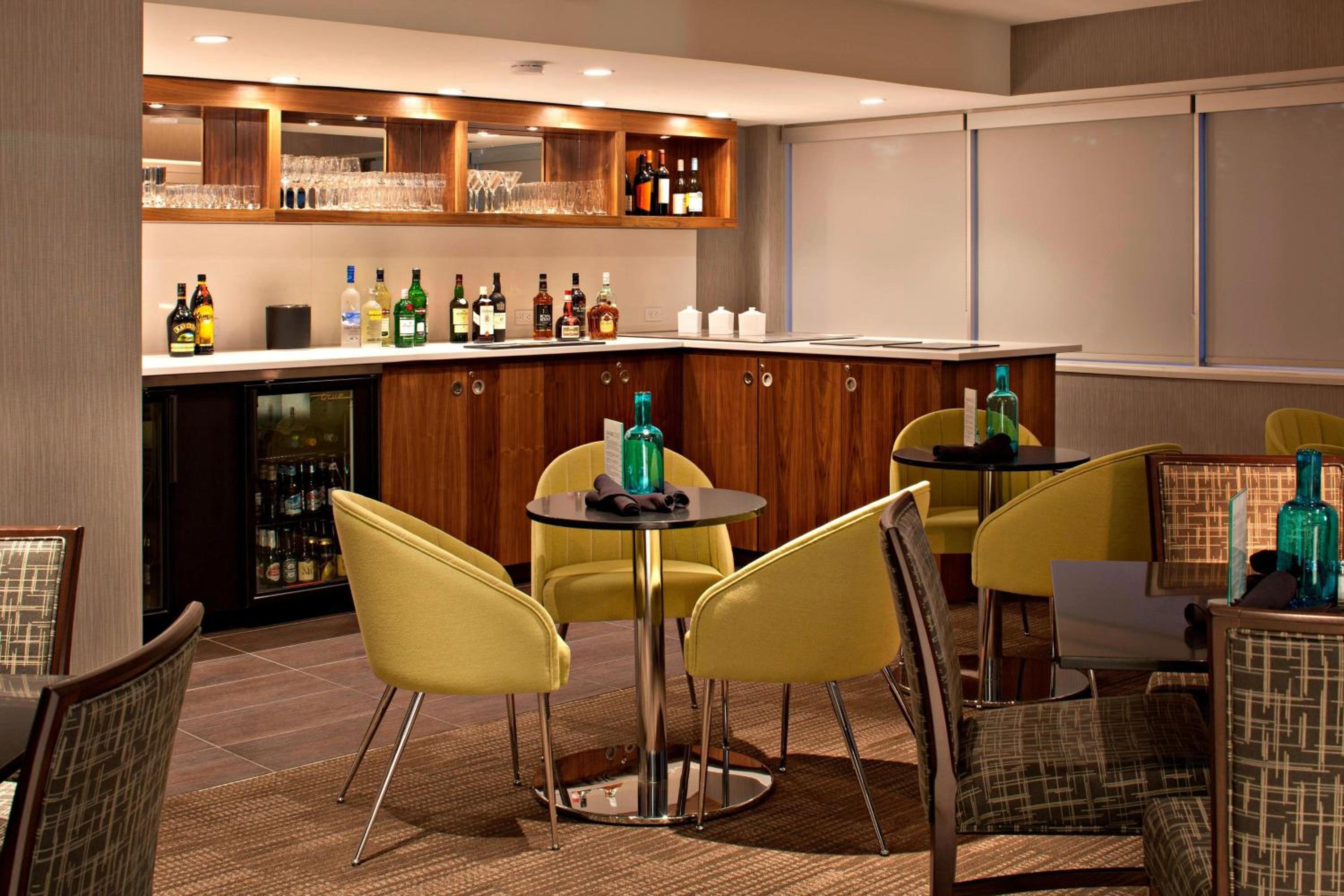 Club Jacuzzi Suite, Club lounge access, 2 Bedroom Suite thumbnail 6