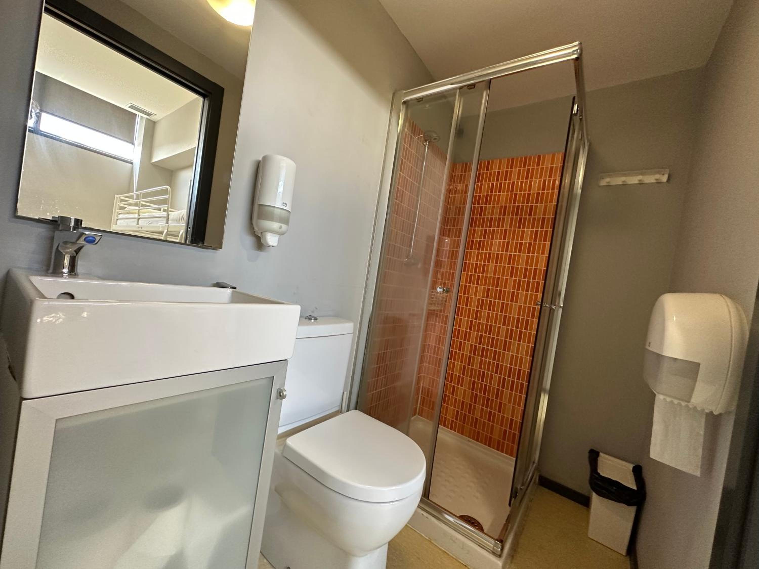 Quadruple Room with Private Bathroom - Photo 3