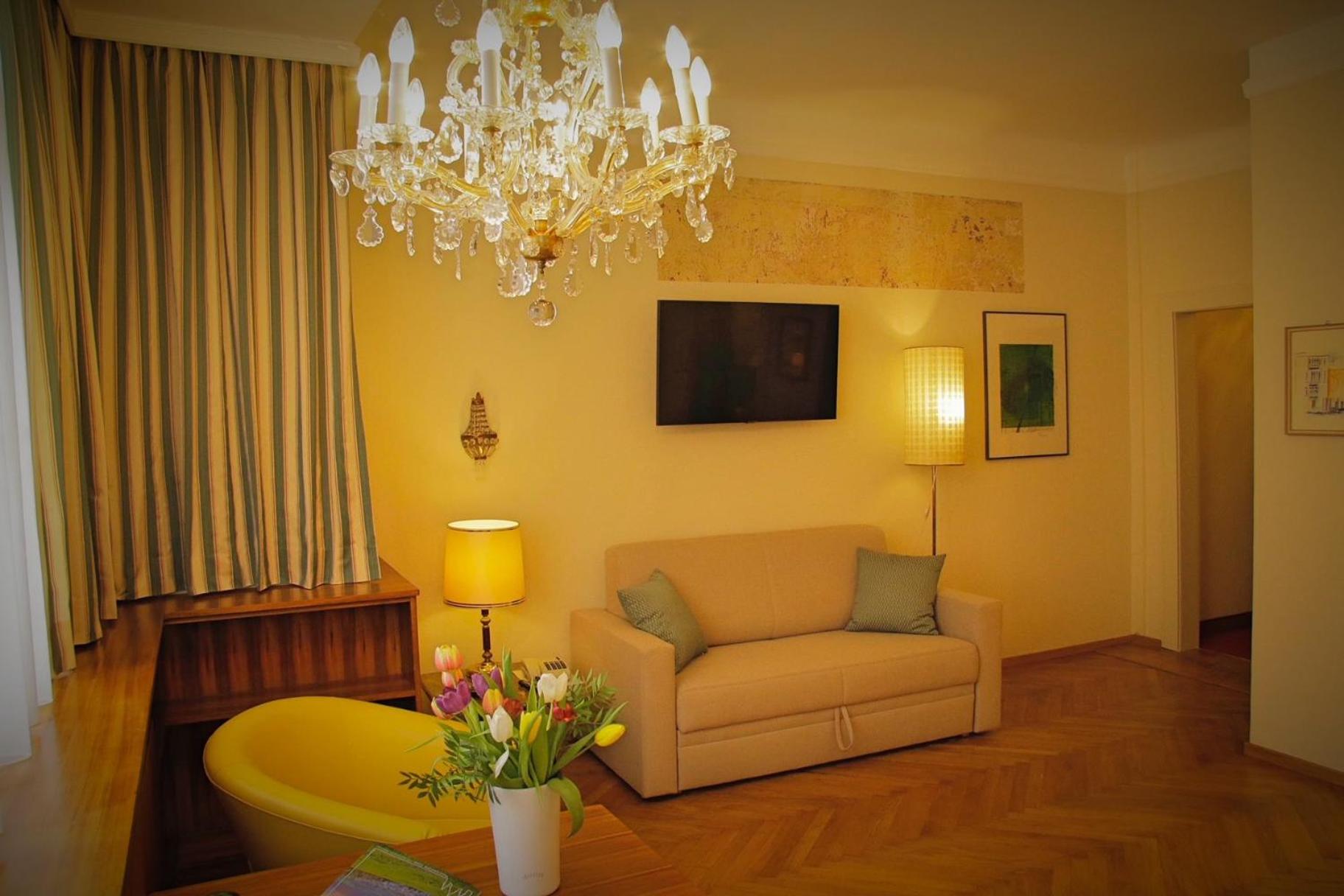 Deluxe Double Room - Photo 13