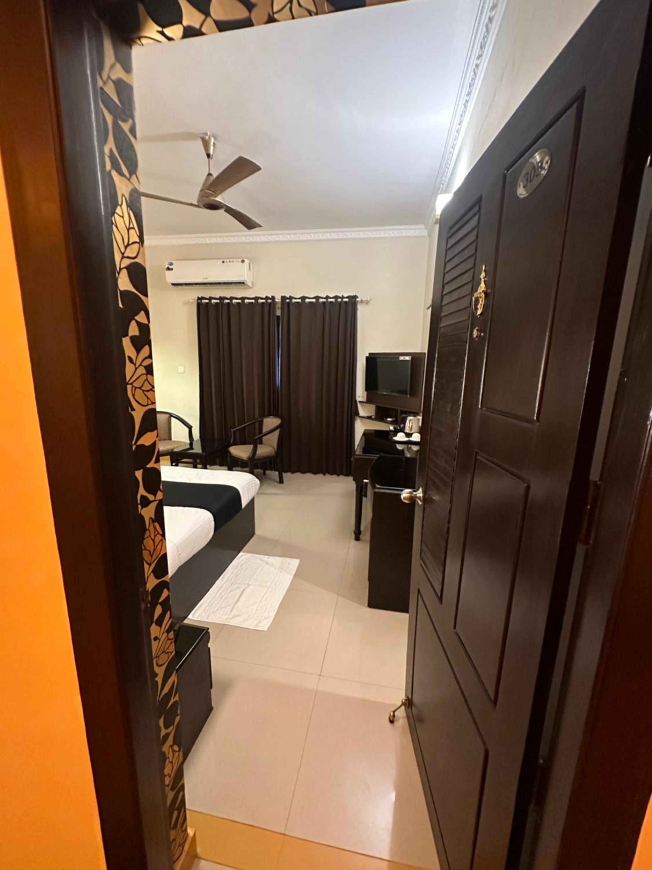 Deluxe Double Room (2 Adults + 1 Child)