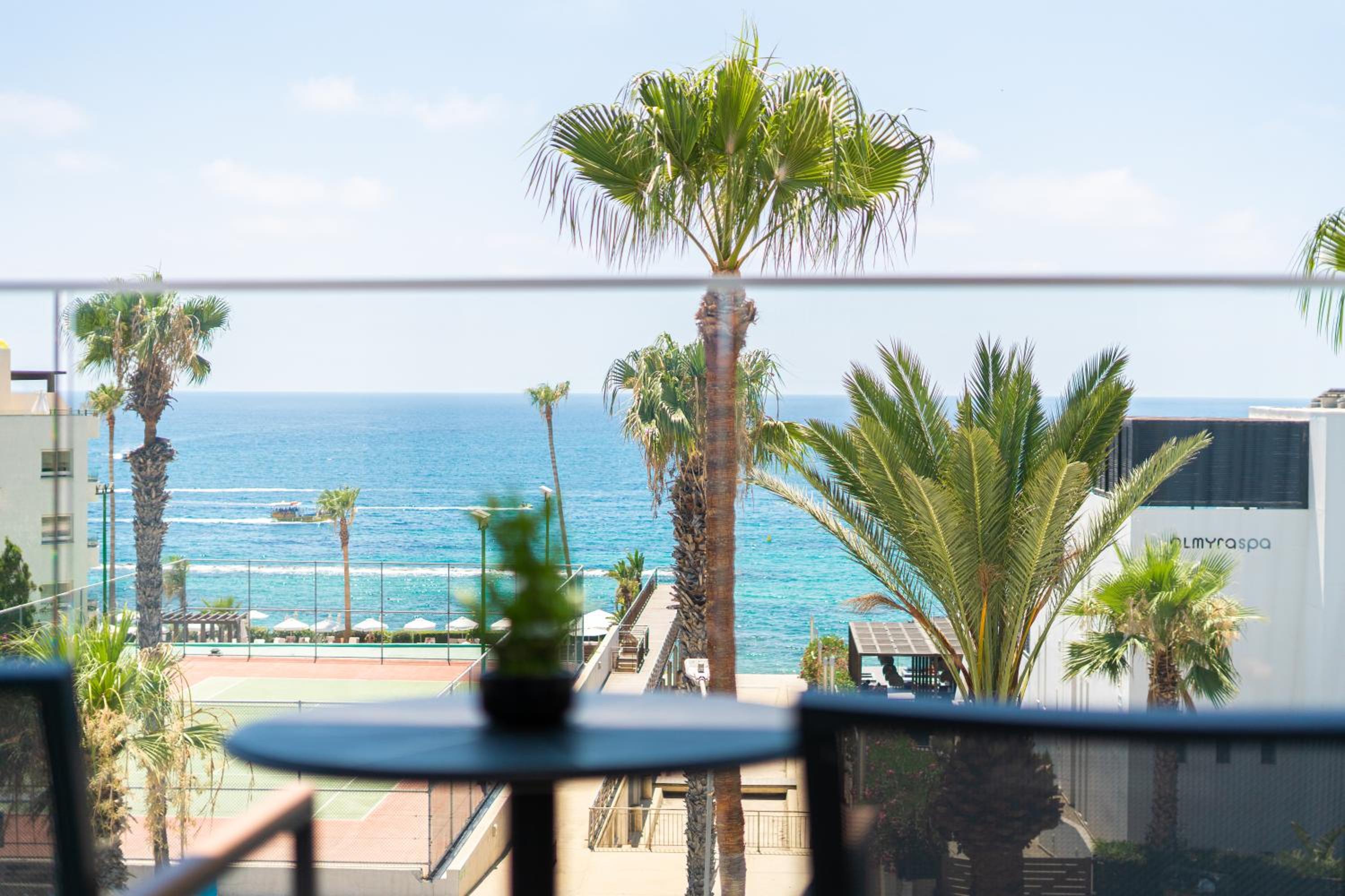 Deluxe Suite with Sea View photo 2