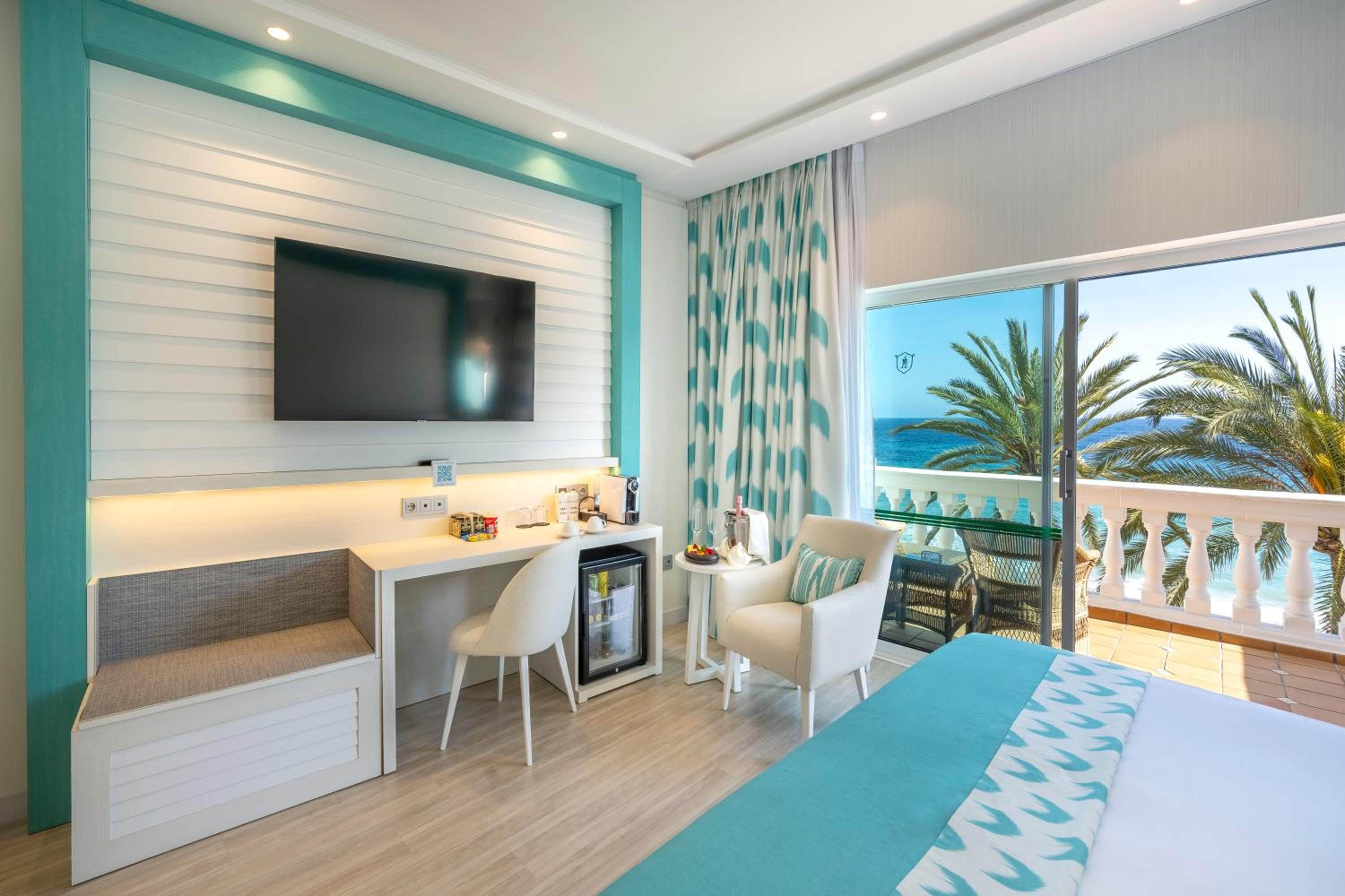 Premium Triple Room with Sea View thumbnail 5