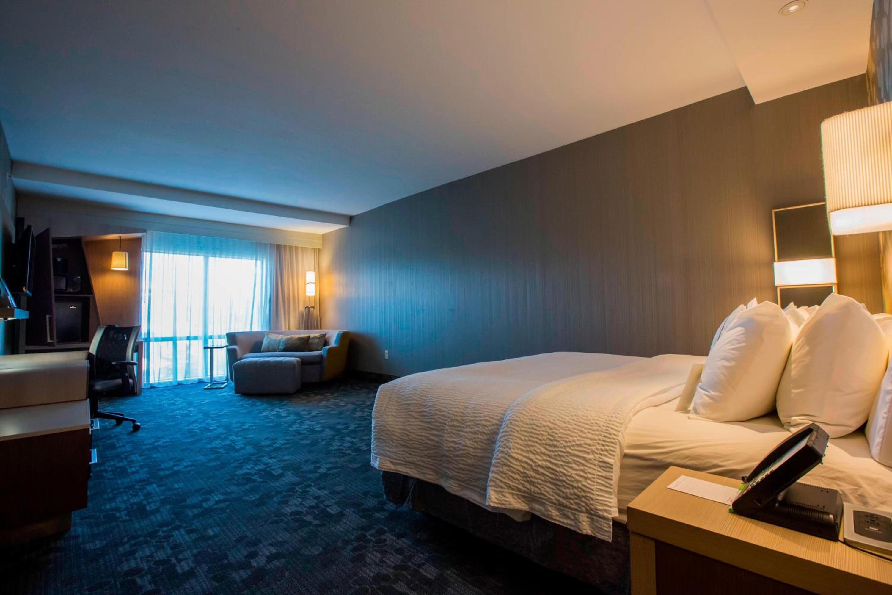 King Room with Sofa Bed - Hearing Accessible photo 3