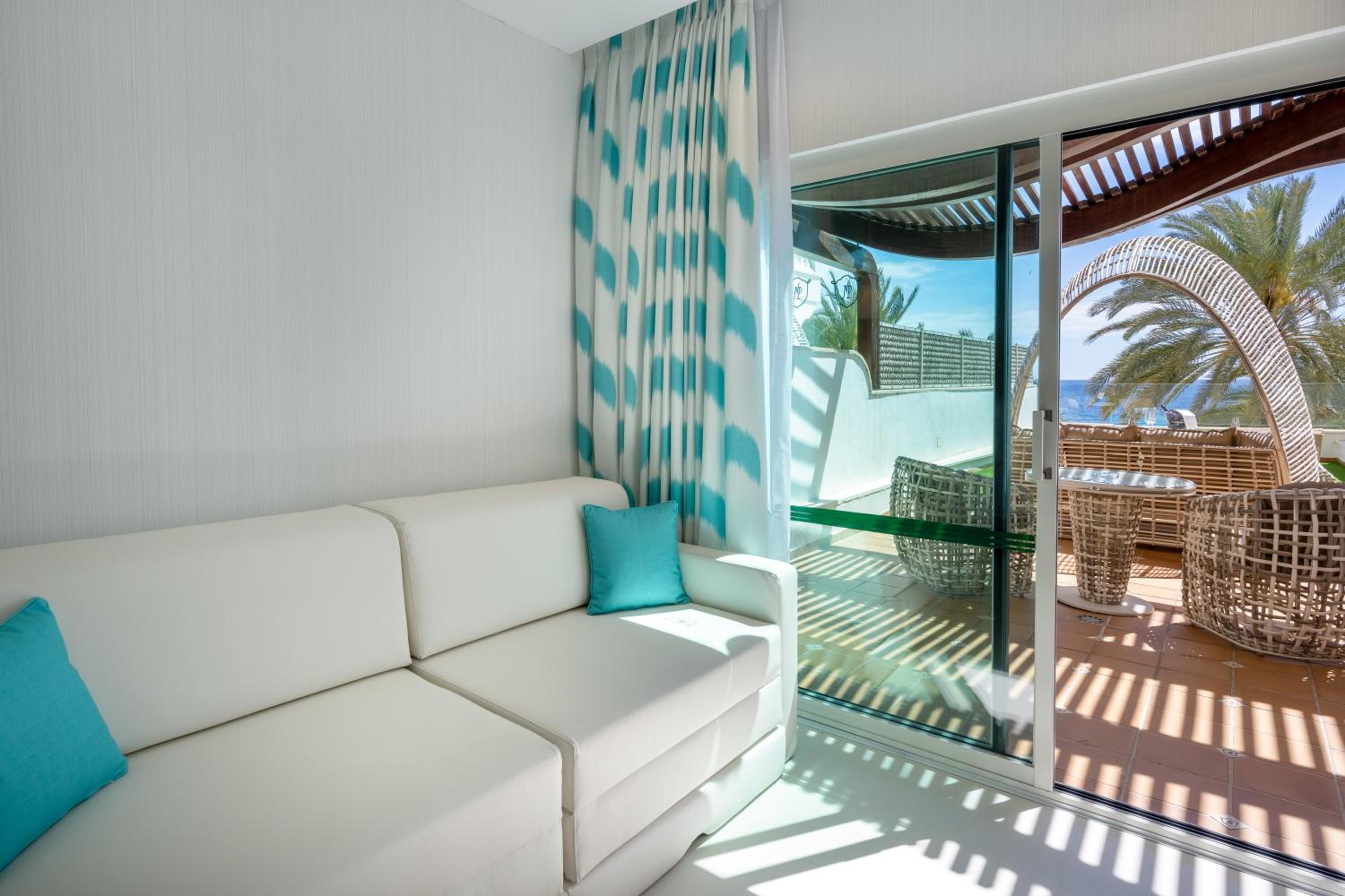 Deluxe Double Room with Sea View thumbnail 6