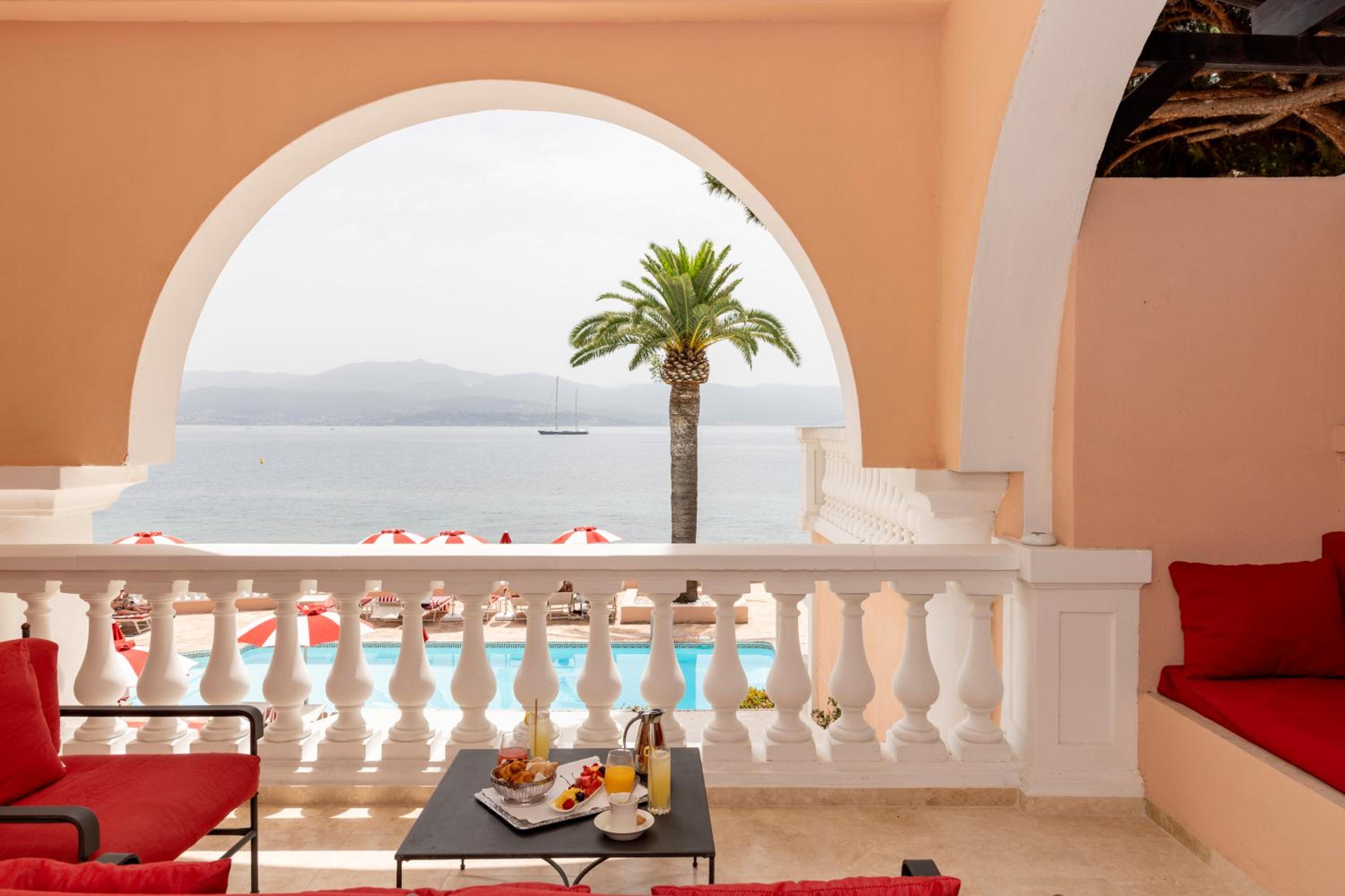 SIGNATURE ROOM – Living room and terrace with sea view photo 3