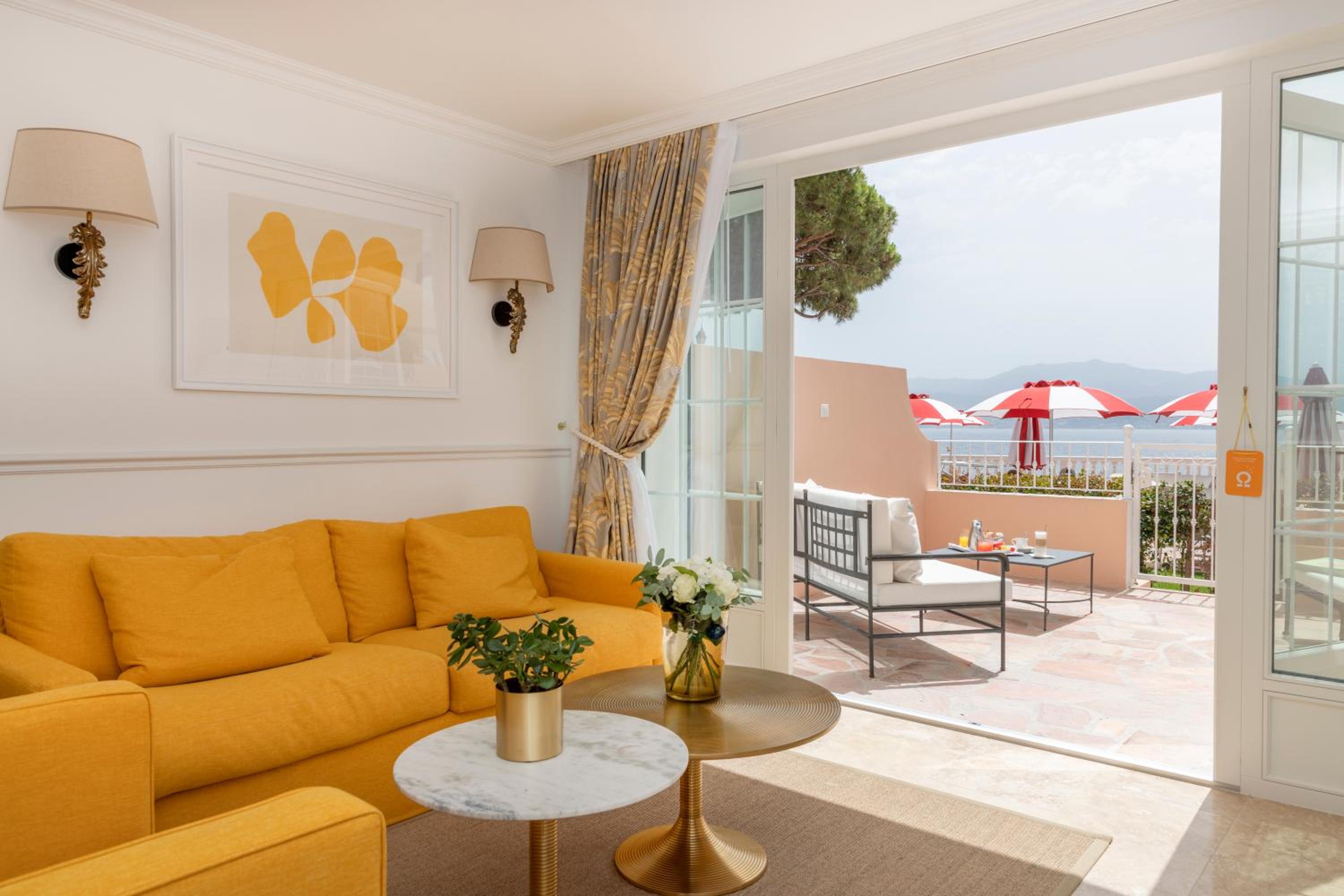 SIGNATURE ROOM – Living room and terrace with sea view