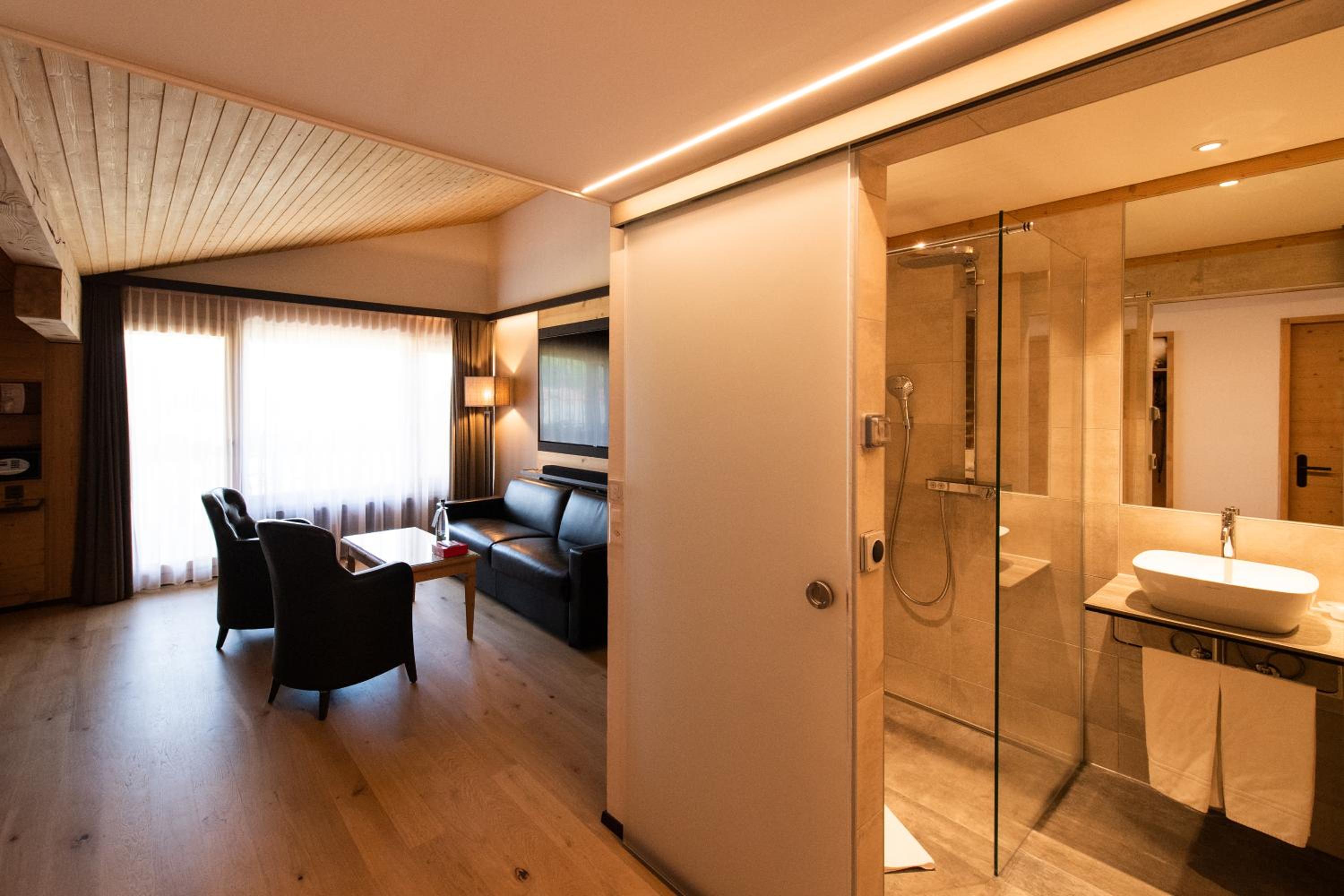 Junior Suite with Mountain View photo 3