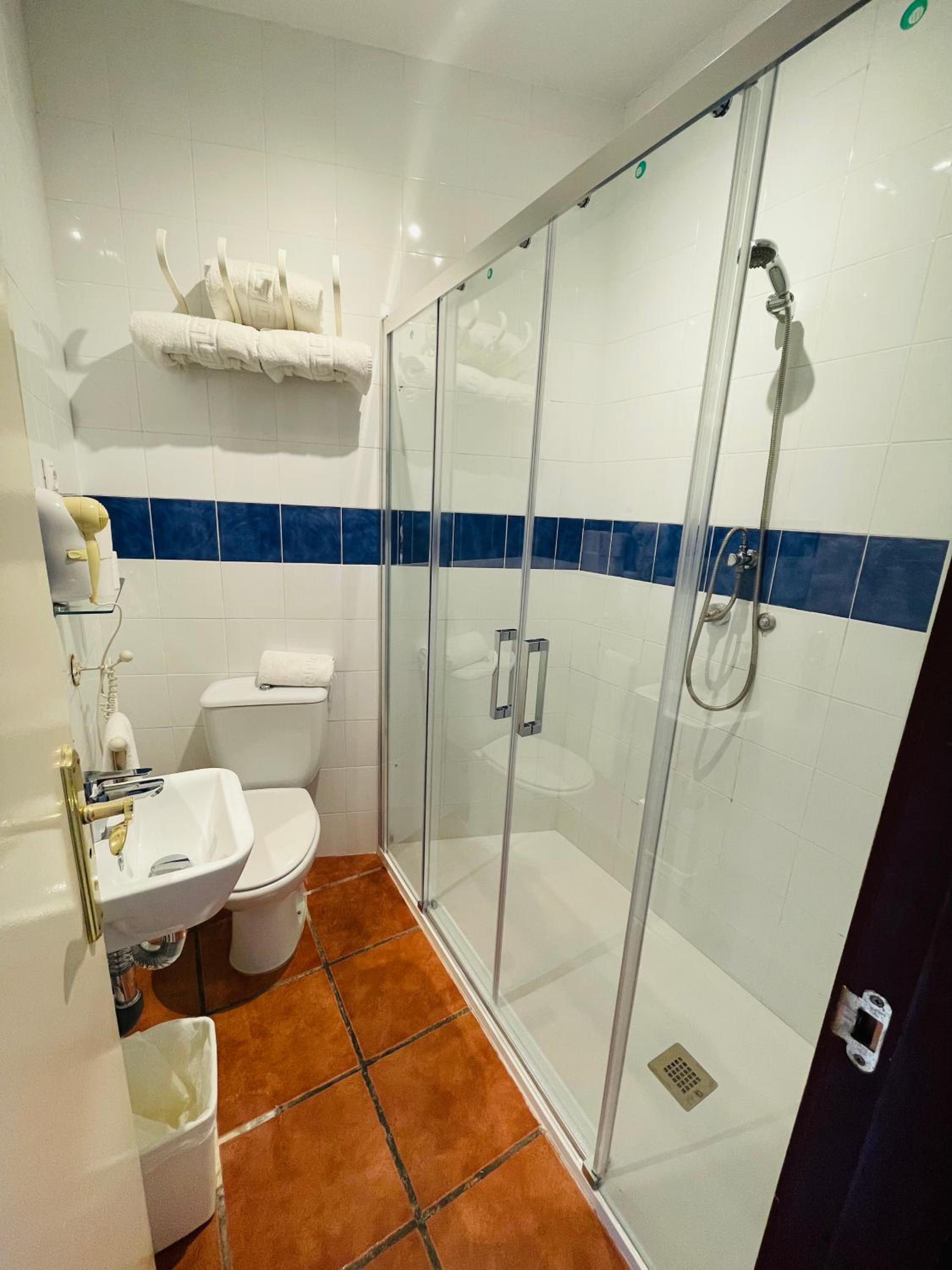 Triple with Private Bathroom photo 2