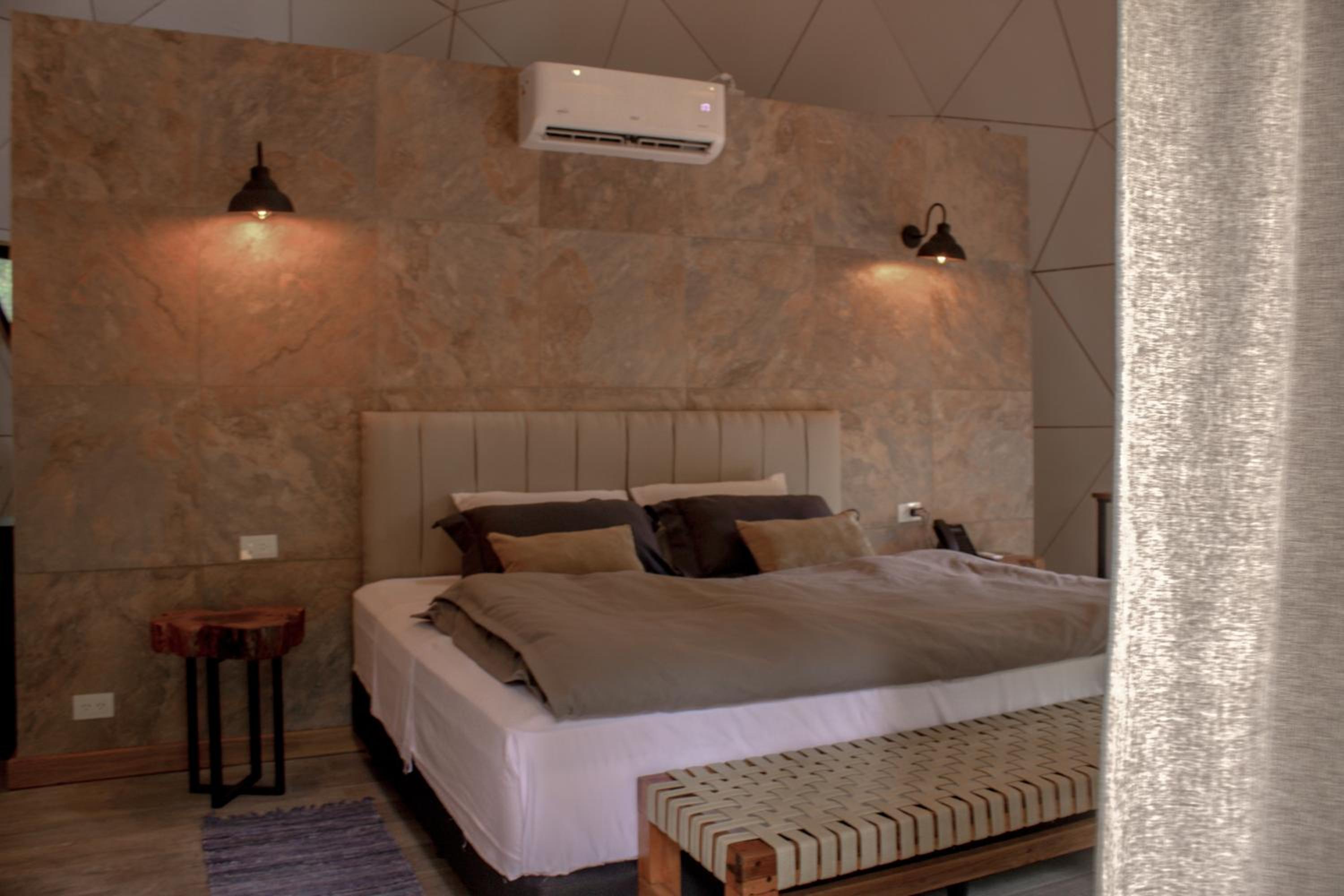 Deluxe Double or Twin Room with Pool Access photo 3