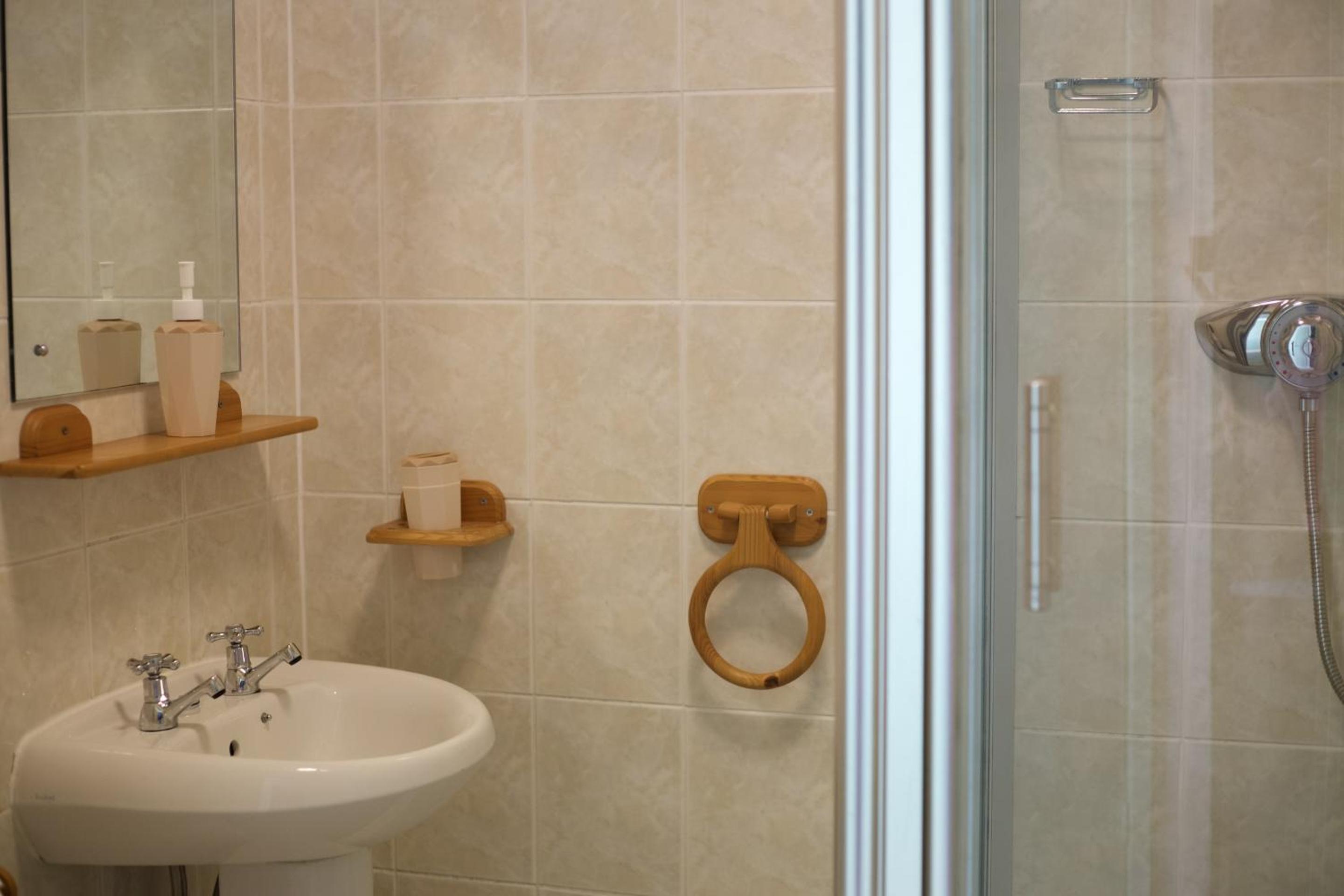 Twin Room with Shower - Photo 9