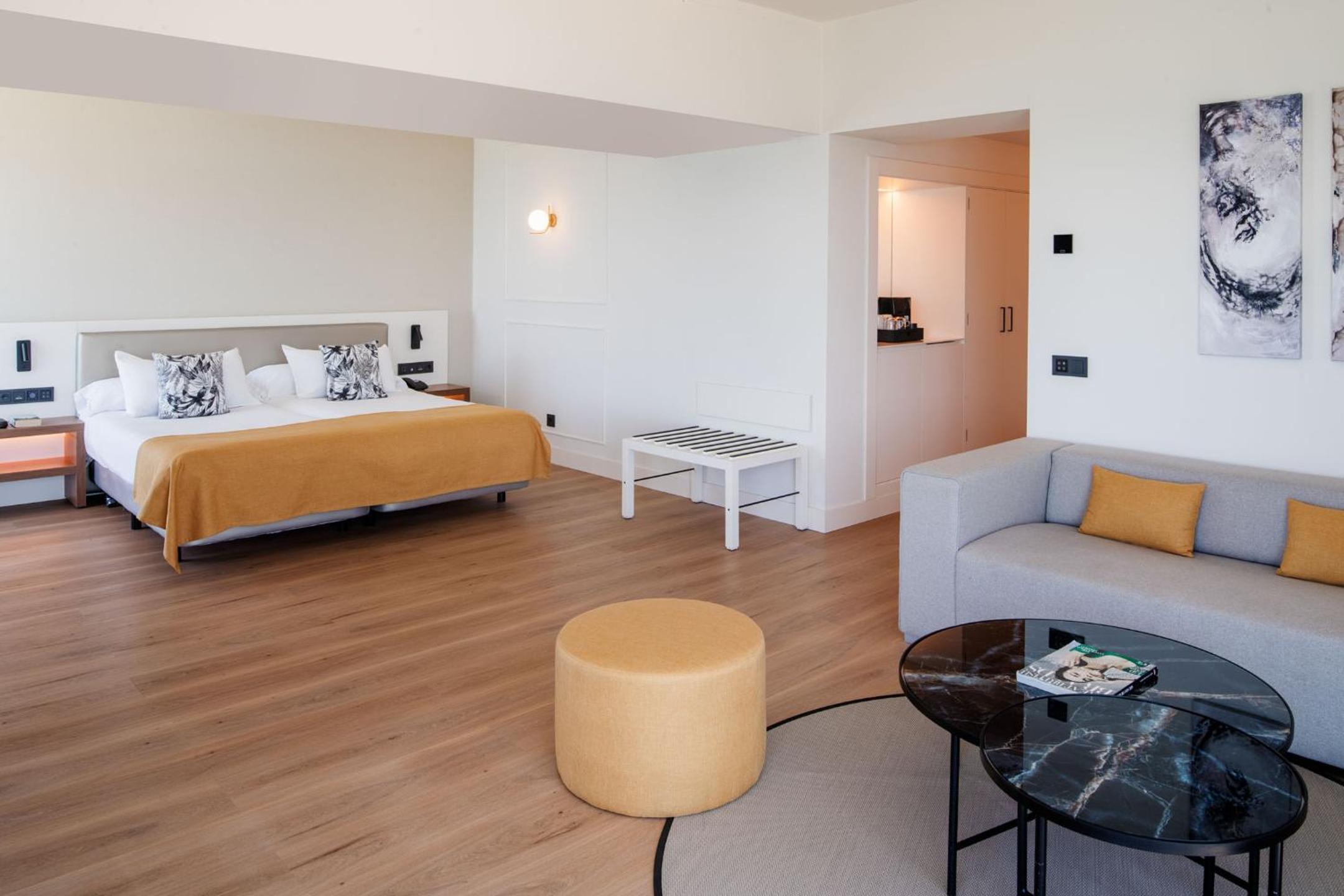 Suite with Sea View - Photo 3