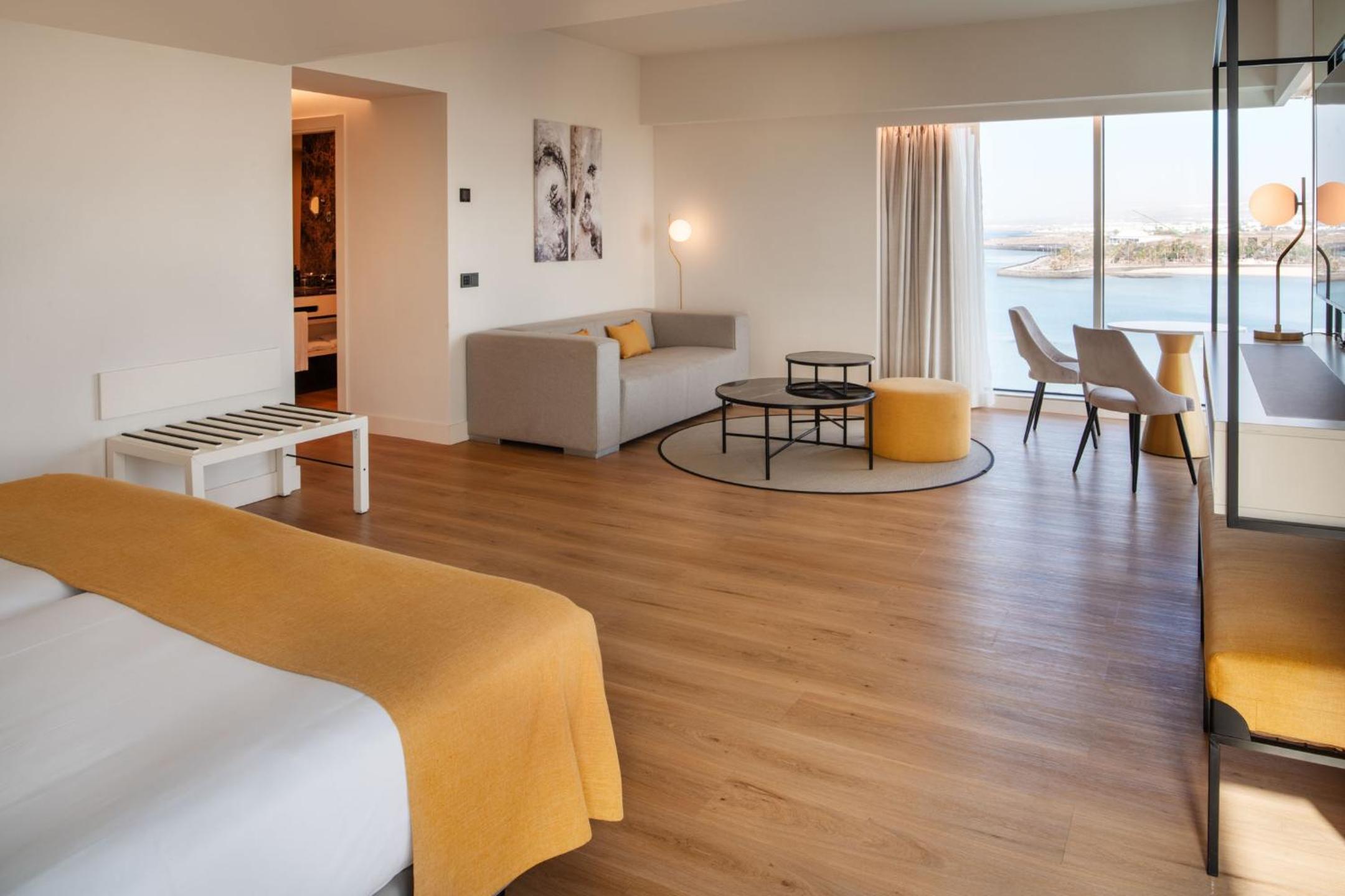 Suite with Sea View - Photo 9