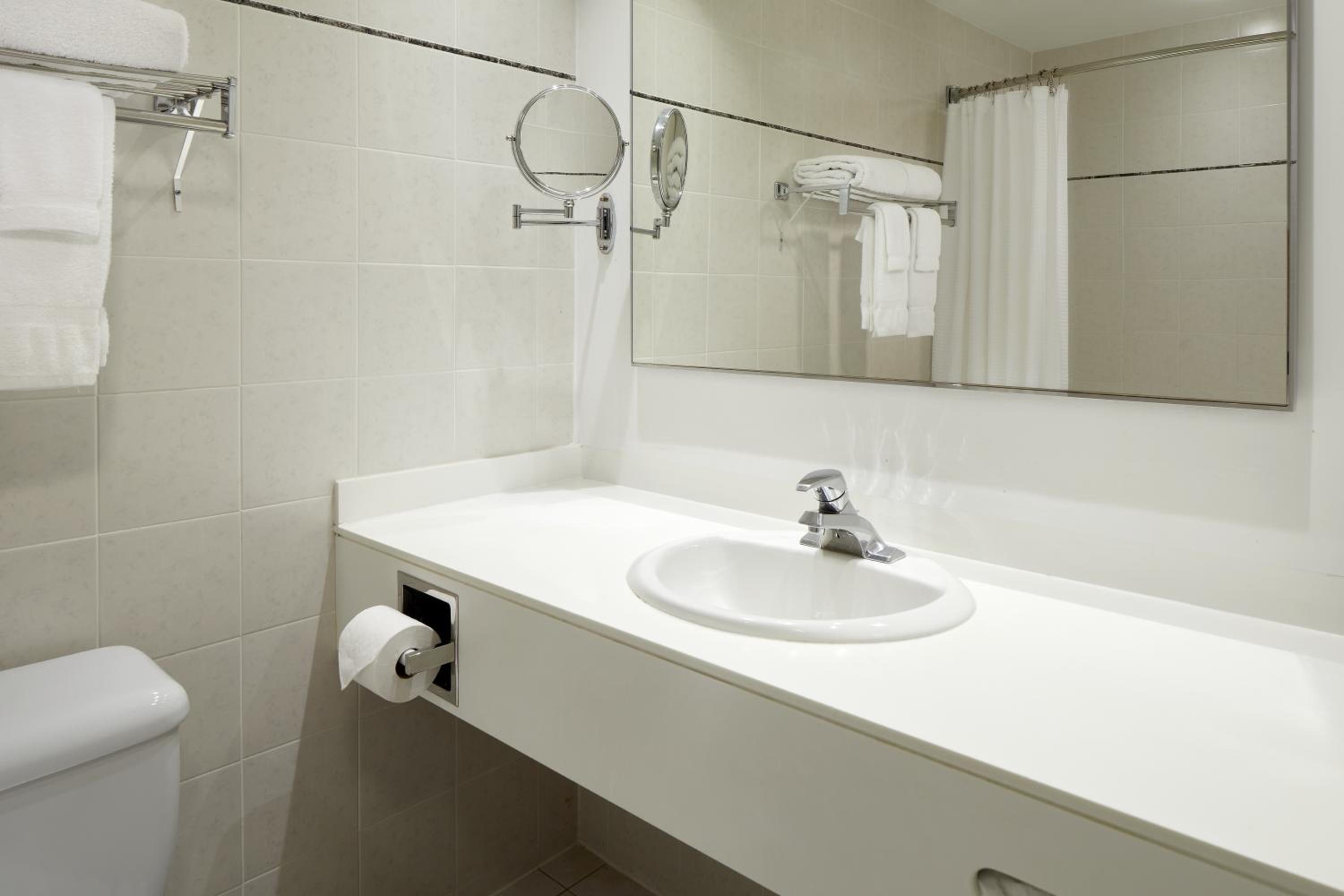 Queen Suite with Kitchenette - Photo 4