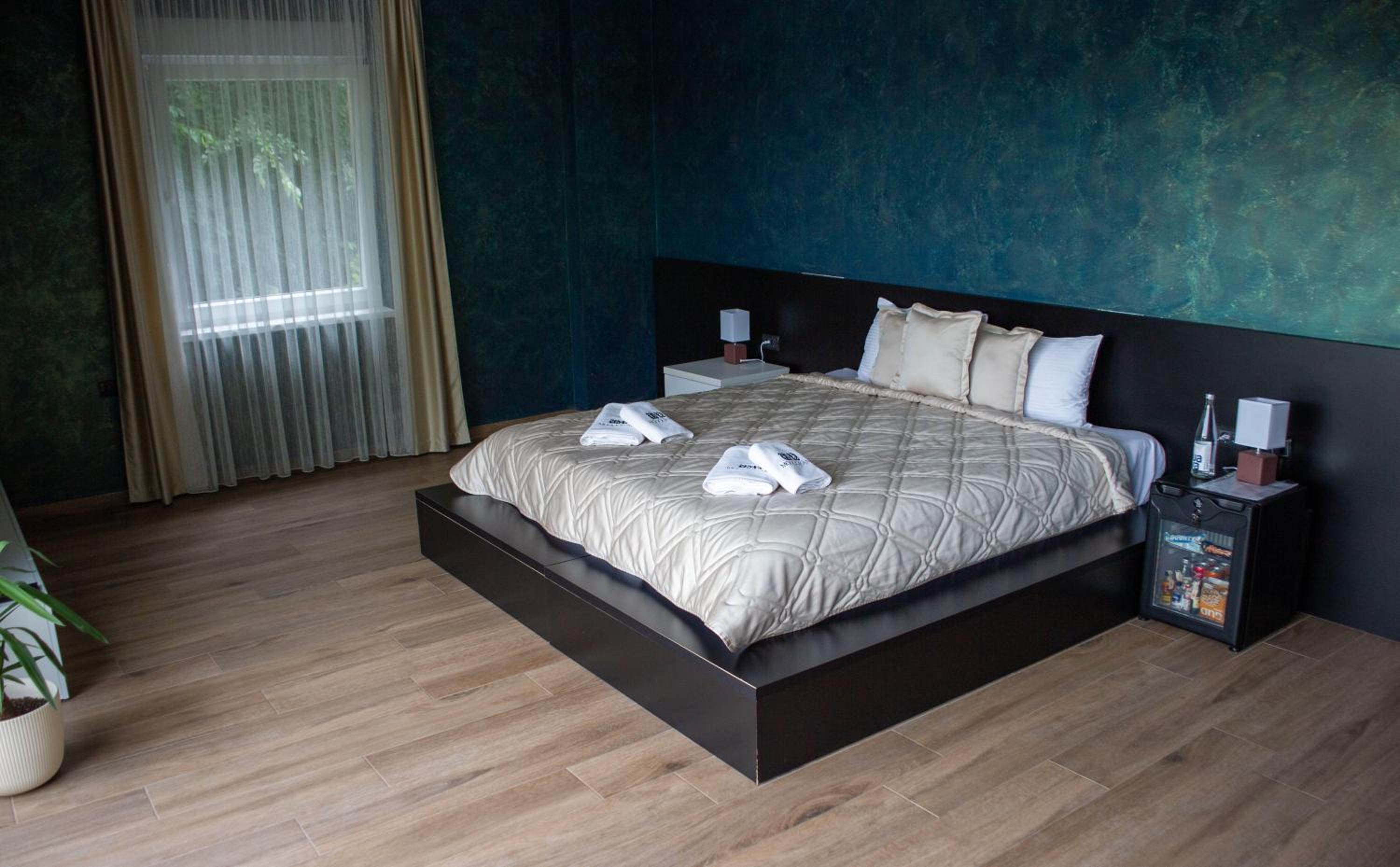 Double Room with Lake View - Photo 3