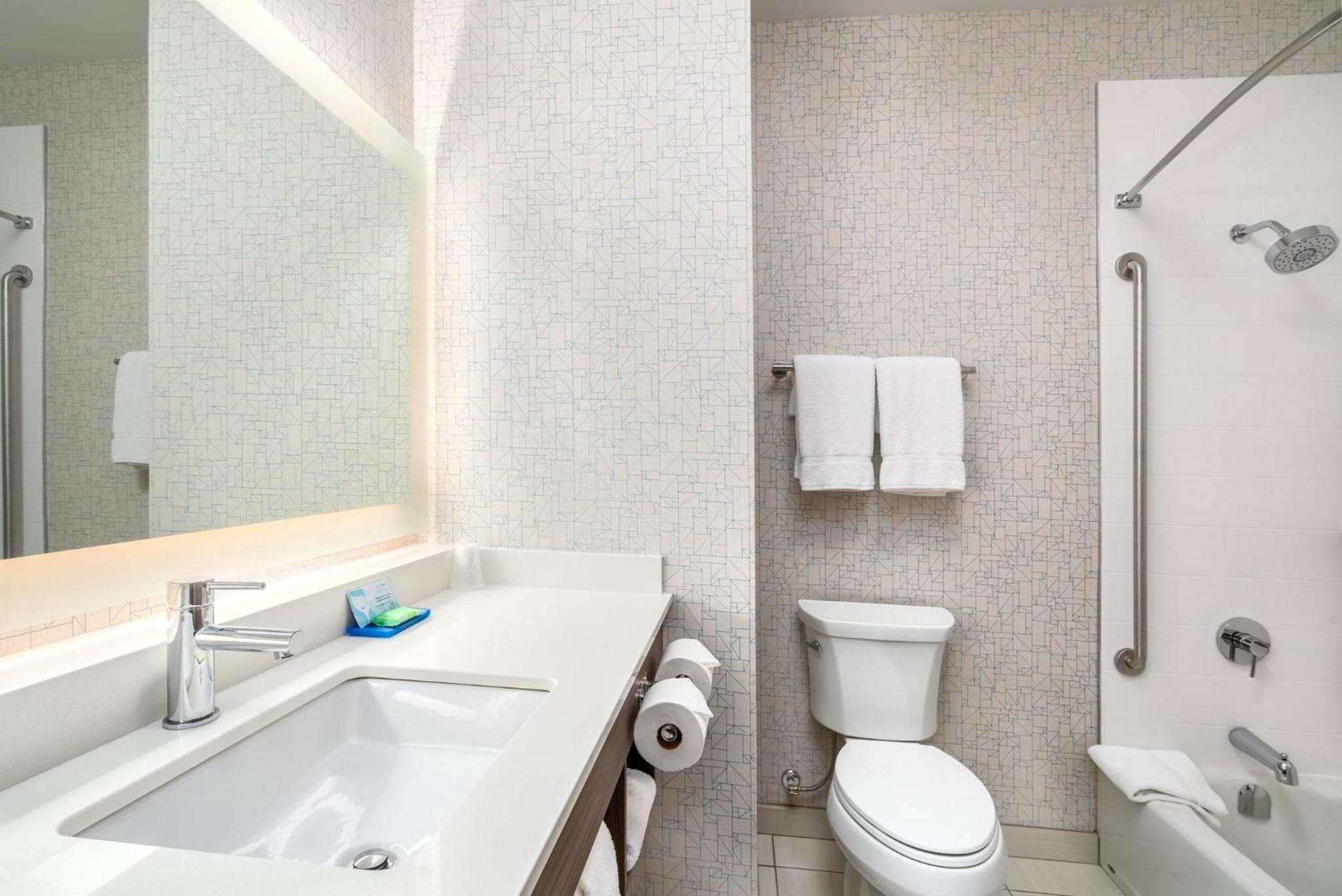 Standard King Room with Mobility Accessible Tub - Photo 2
