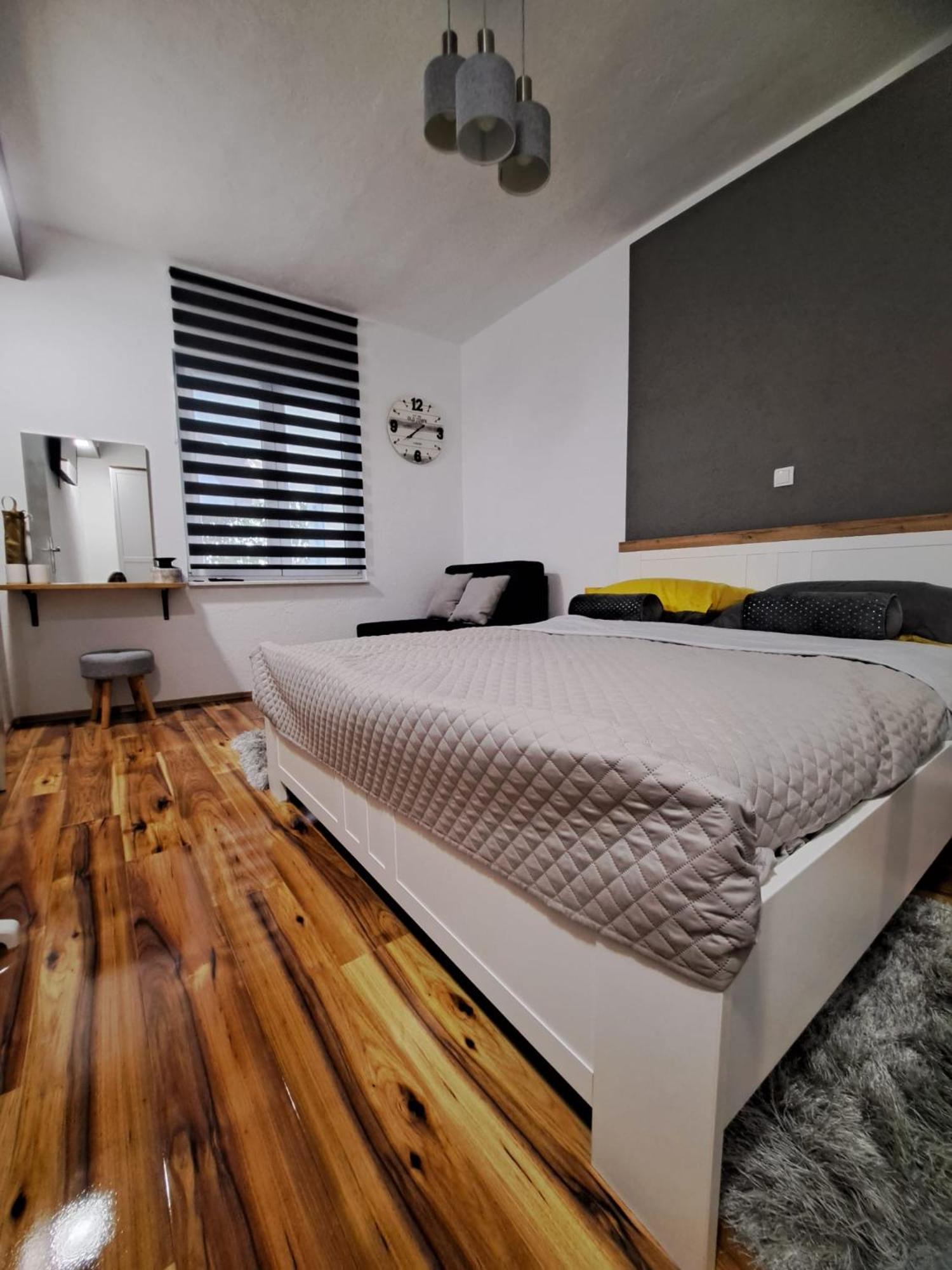 One-Bedroom Apartment photo 1