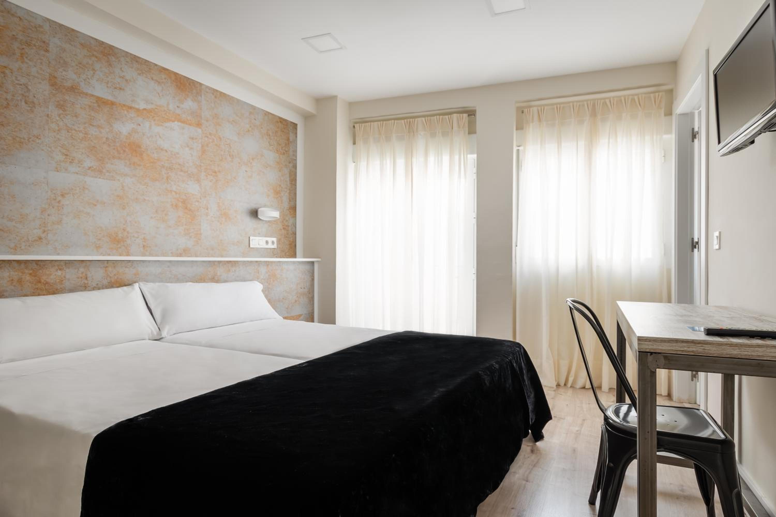 Double or Twin Room - Photo 17