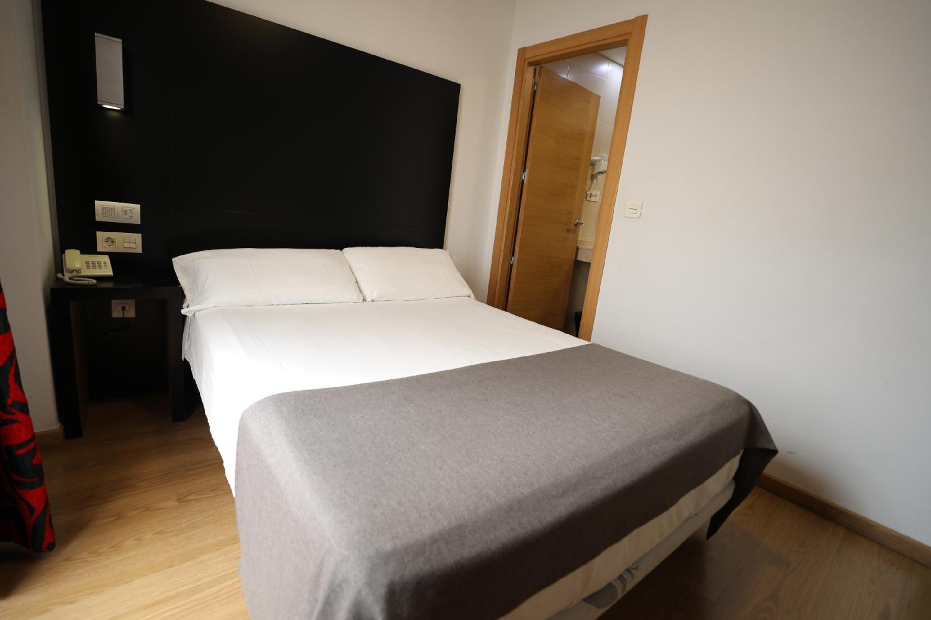 Double or Twin Room - Photo 5