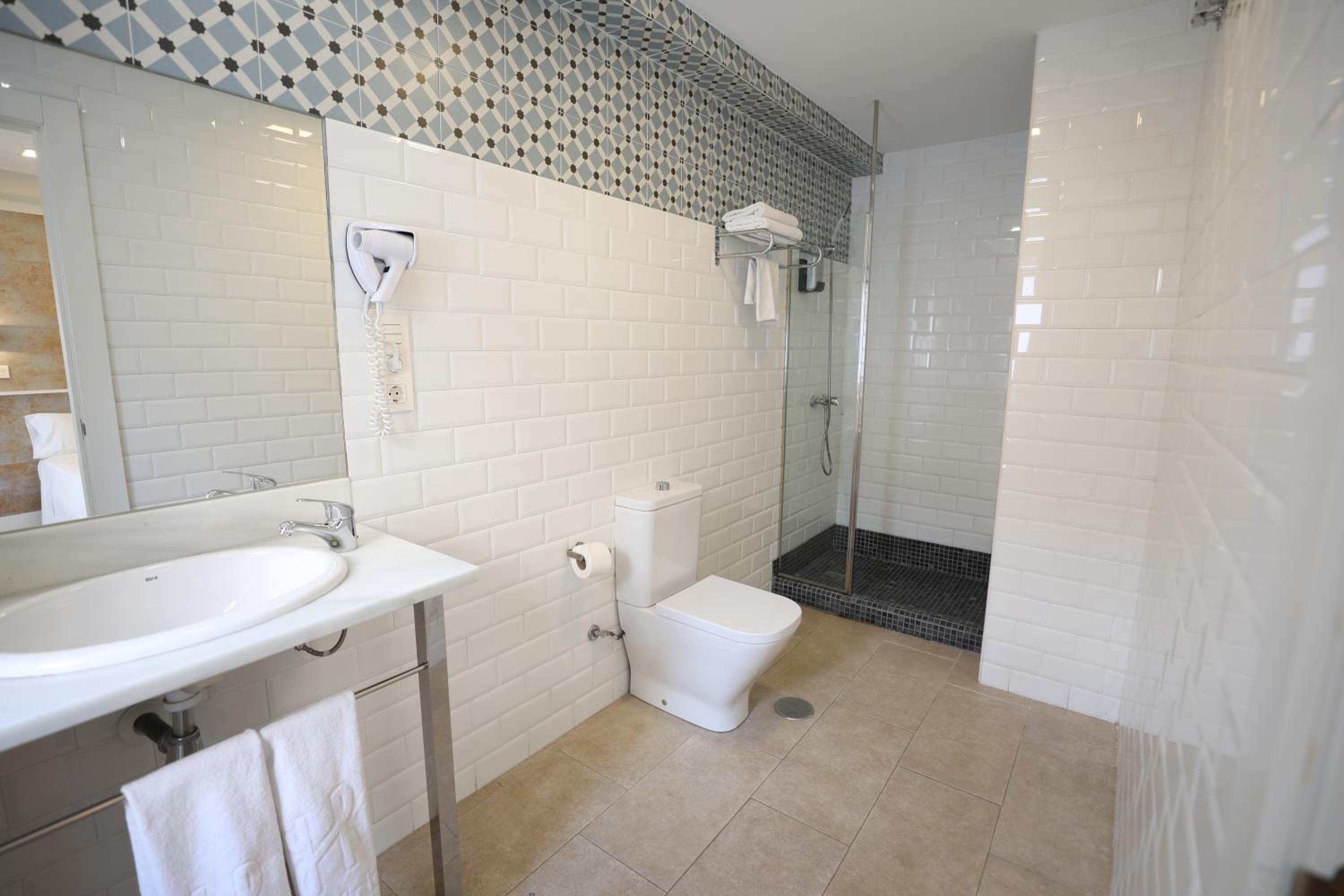 Double or Twin Room - Photo 4