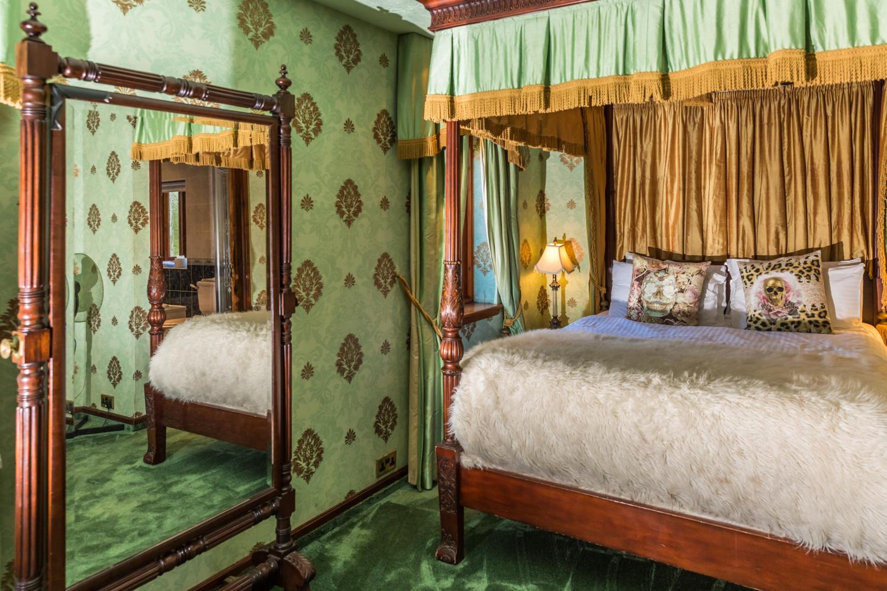 Suite with Four Poster Bed and Spa Bath - Photo 1