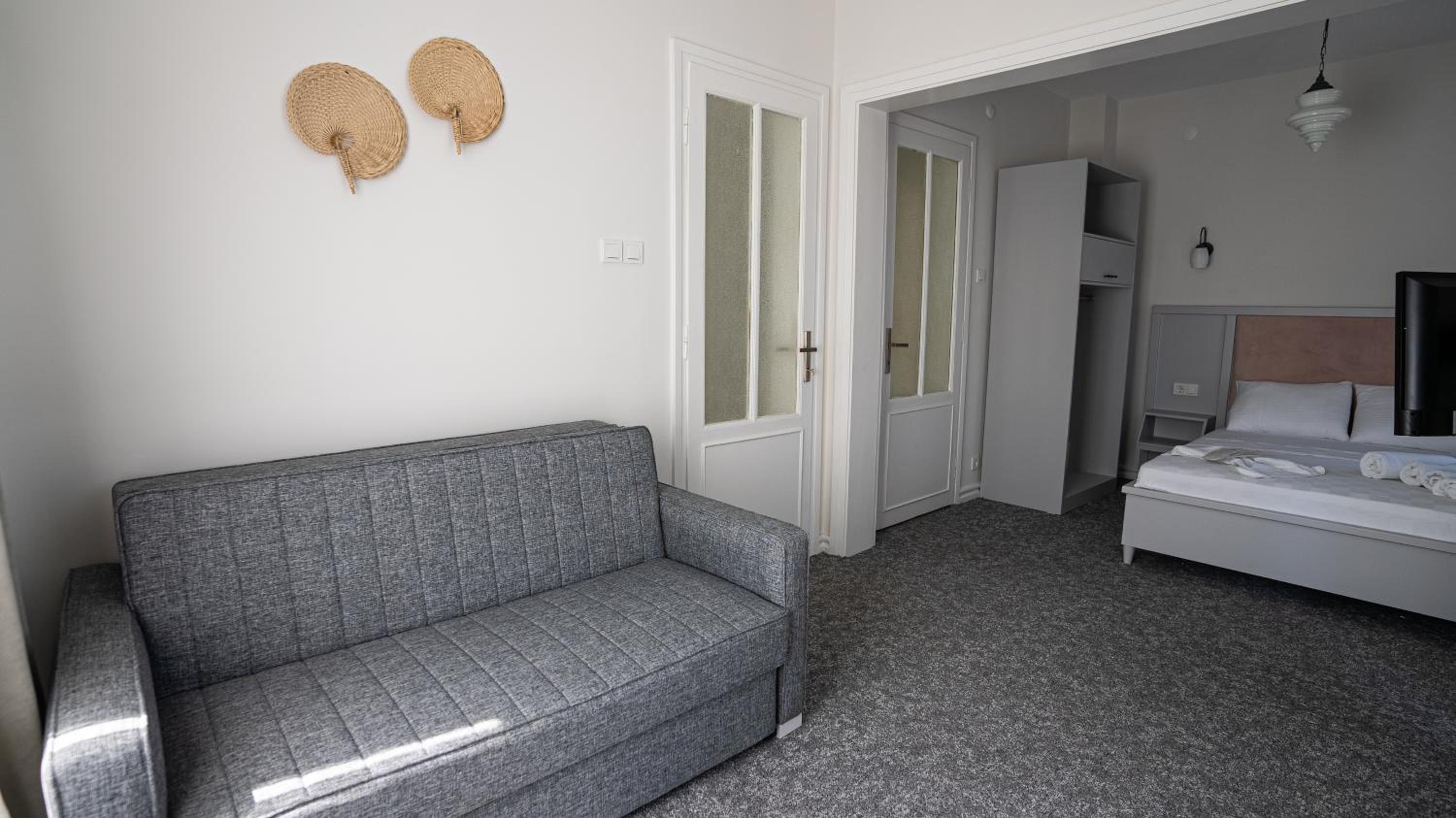 One-Bedroom Standard Apartment photo 1