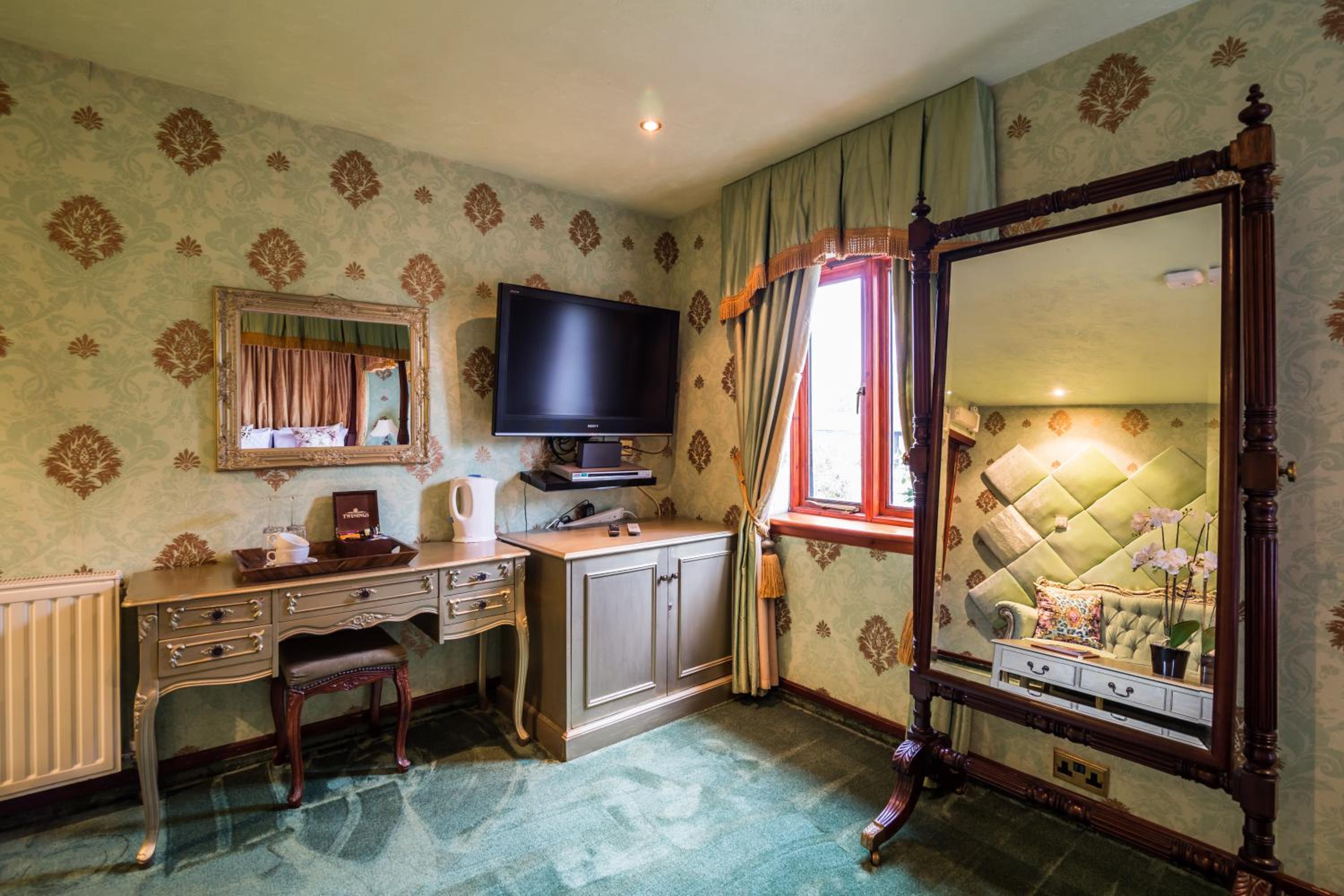Suite with Four Poster Bed and Spa Bath - Photo 5