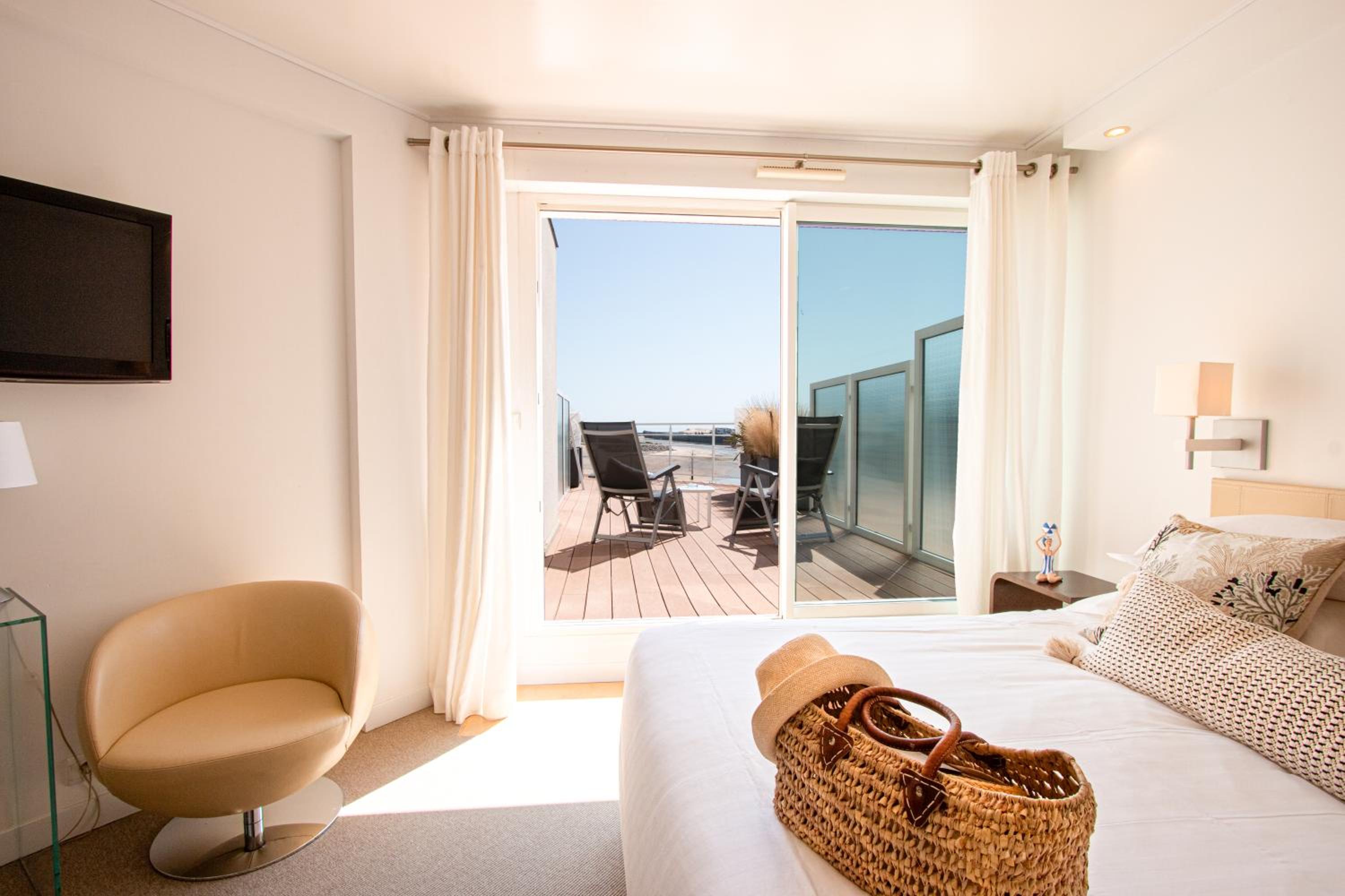 Double or Twin Room with Terrace and Sea View