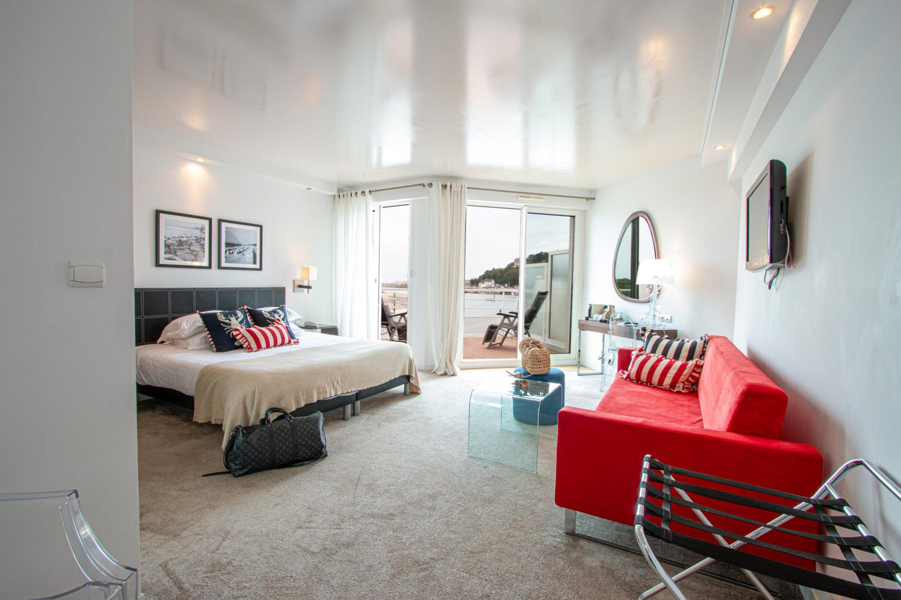 Superior Triple Room with Terrace & Sea View photo 2