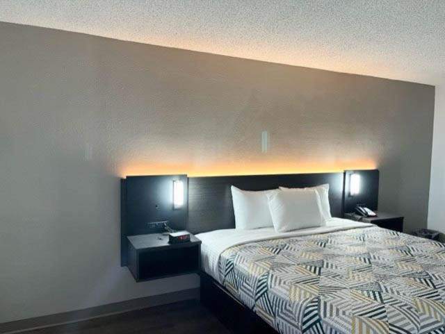 King Room with Roll-in Shower - Disability Access - Non-Smoking photo 1
