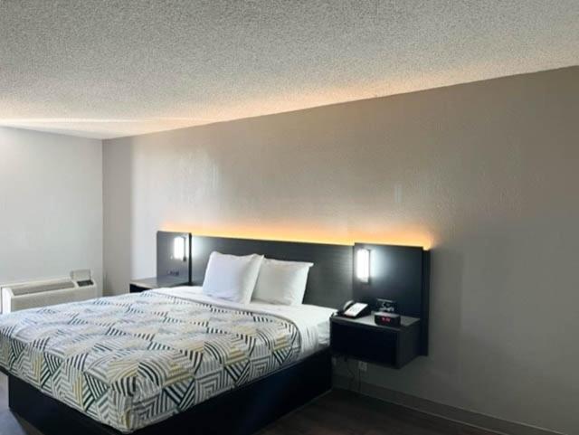 King Room with Roll-in Shower - Disability Access - Non-Smoking photo 2