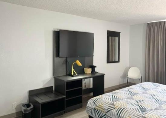 King Room with Roll-in Shower - Disability Access - Non-Smoking photo 3