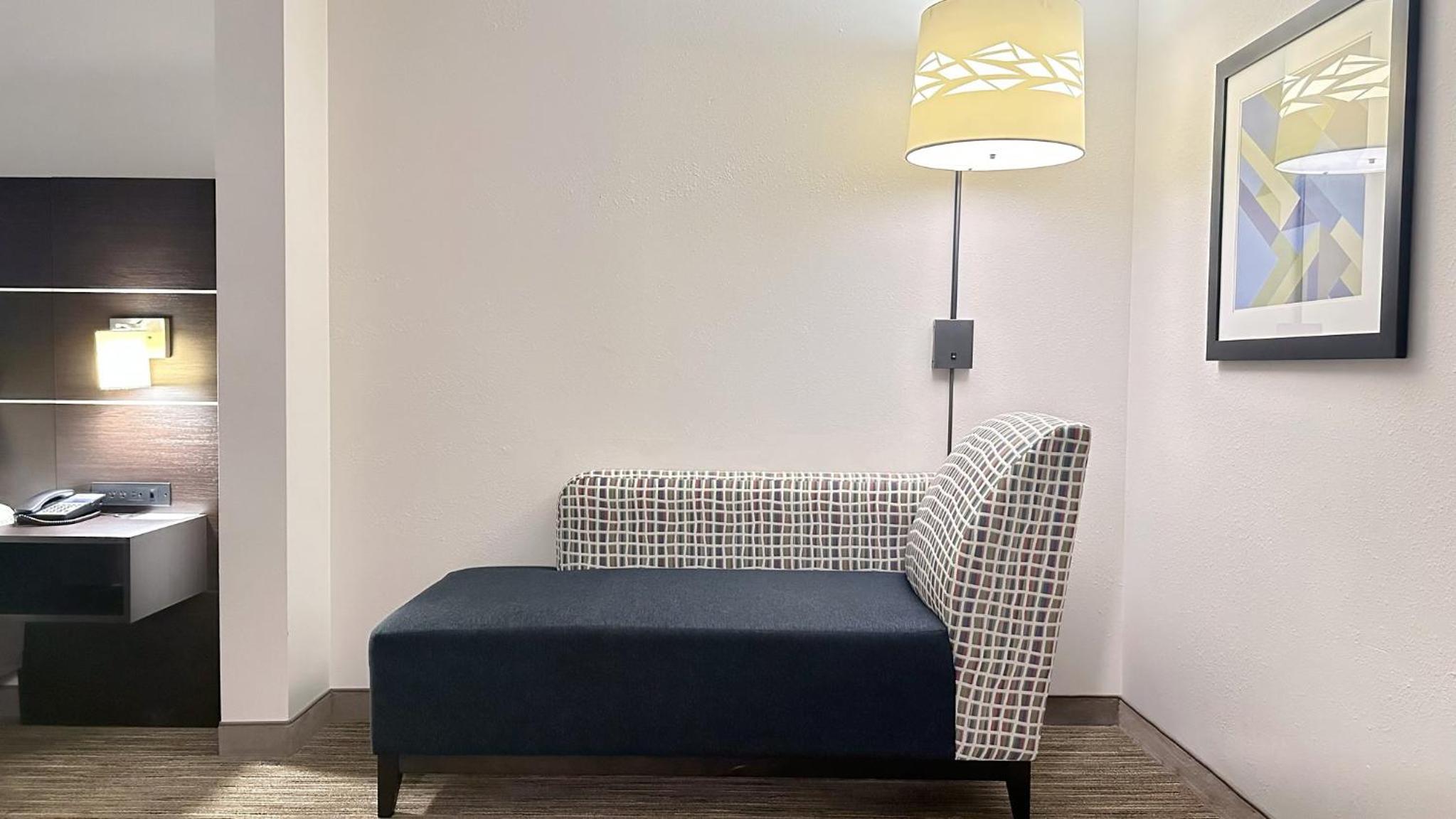 Standard King Room - Photo 4