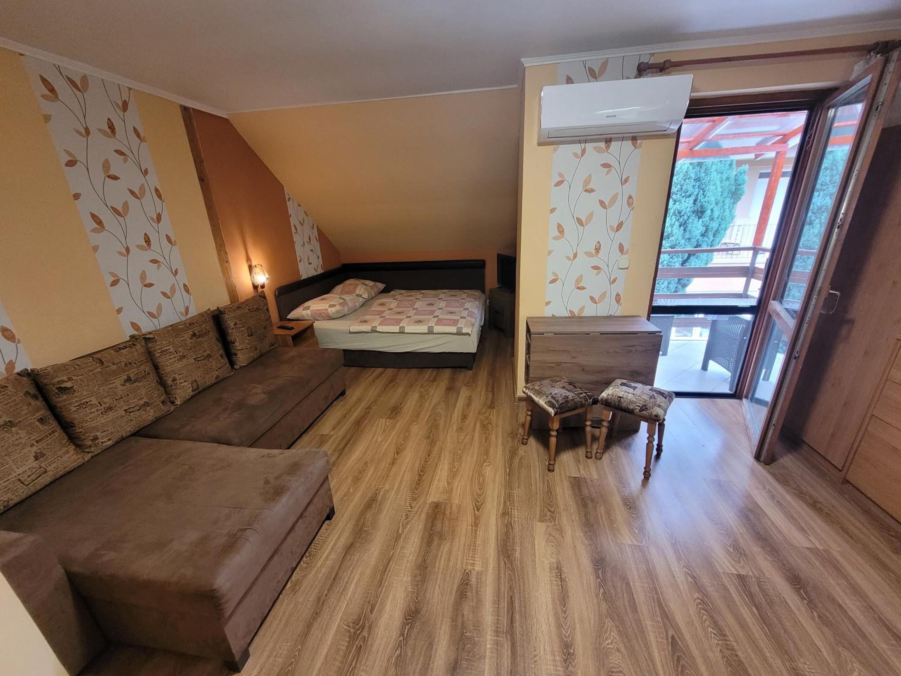 Quadruple Room with Balcony - Photo 2