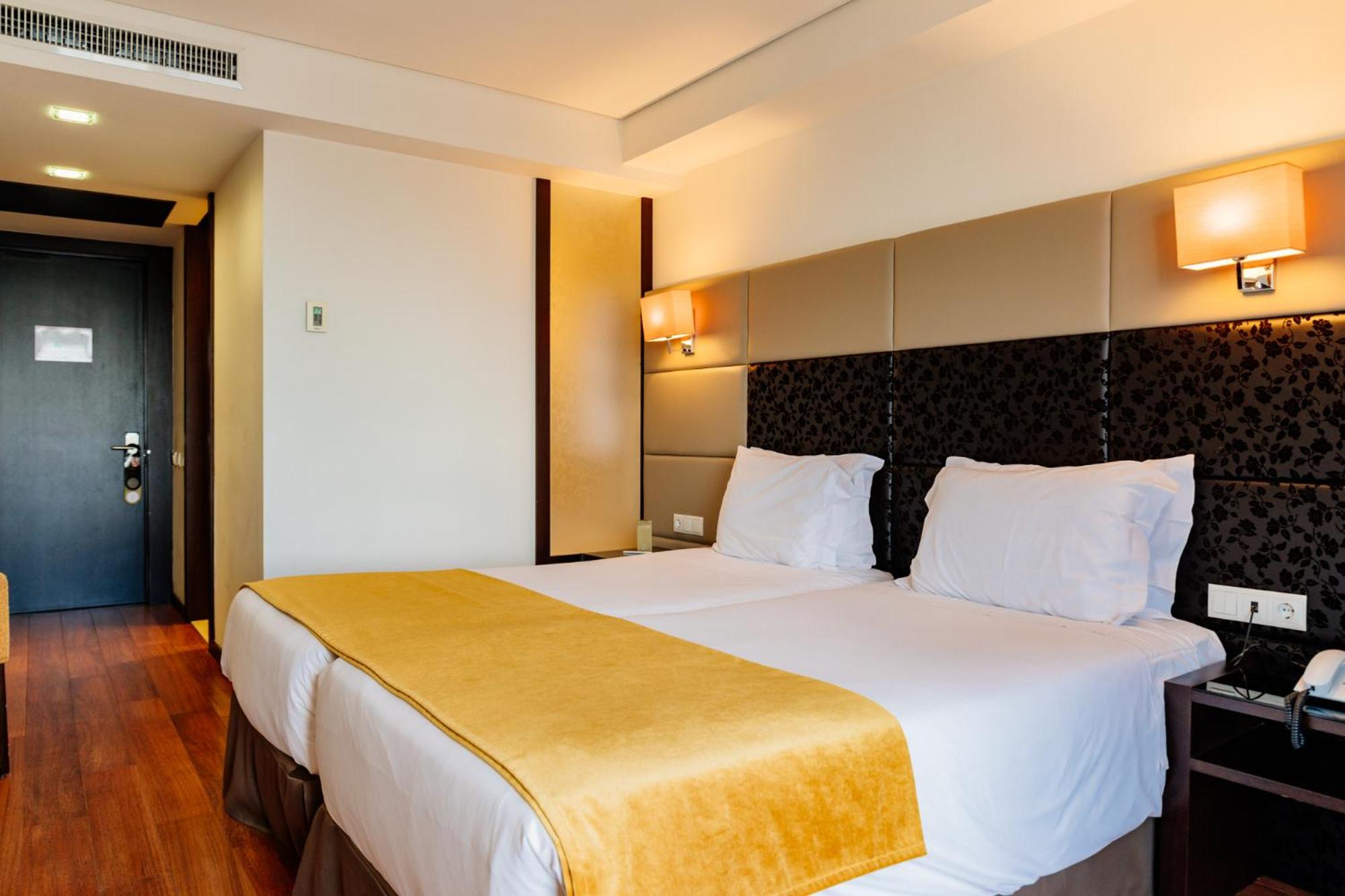Twin Room with Balcony - Photo 2