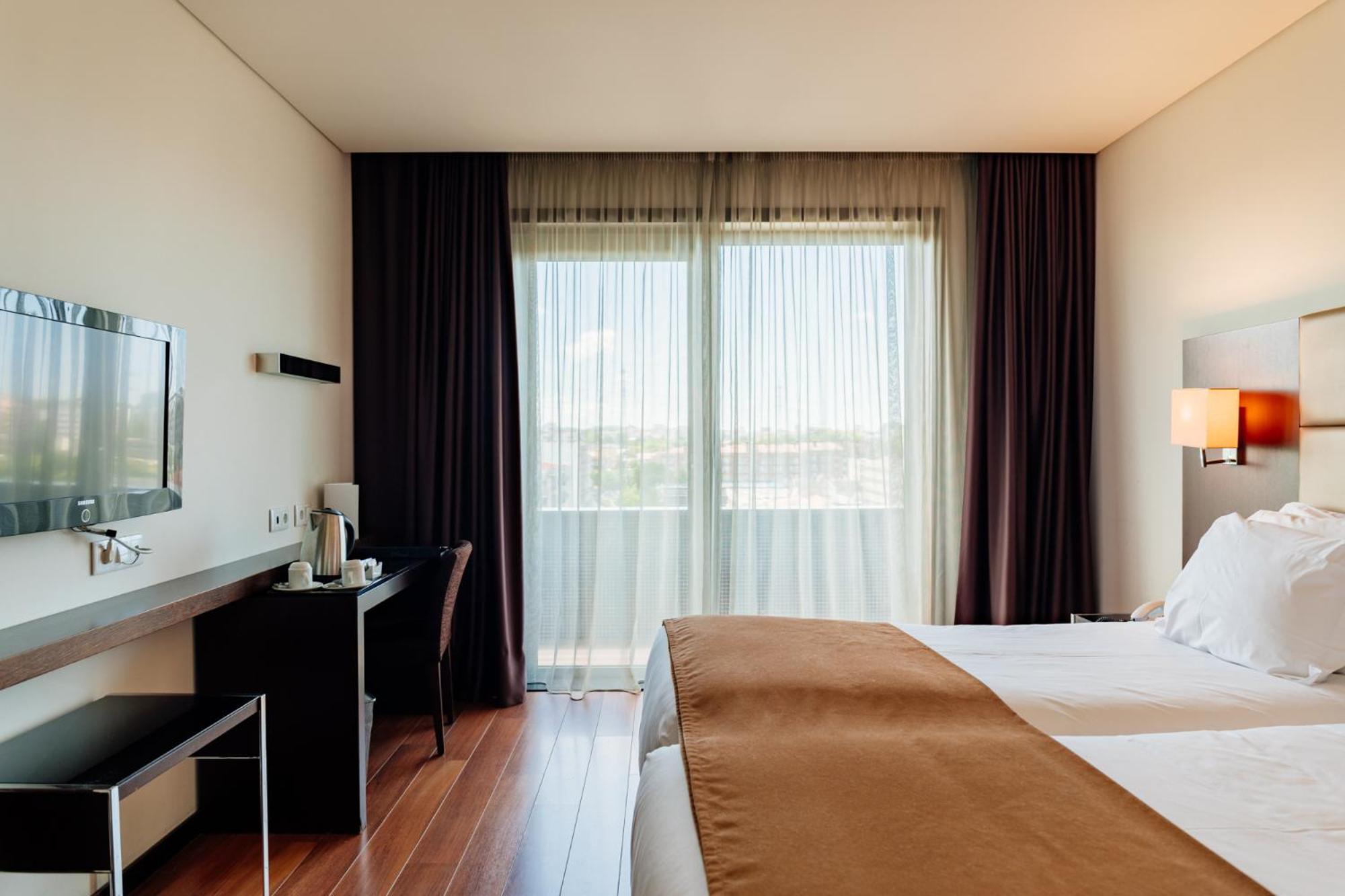 Twin Room with Balcony - Photo 3