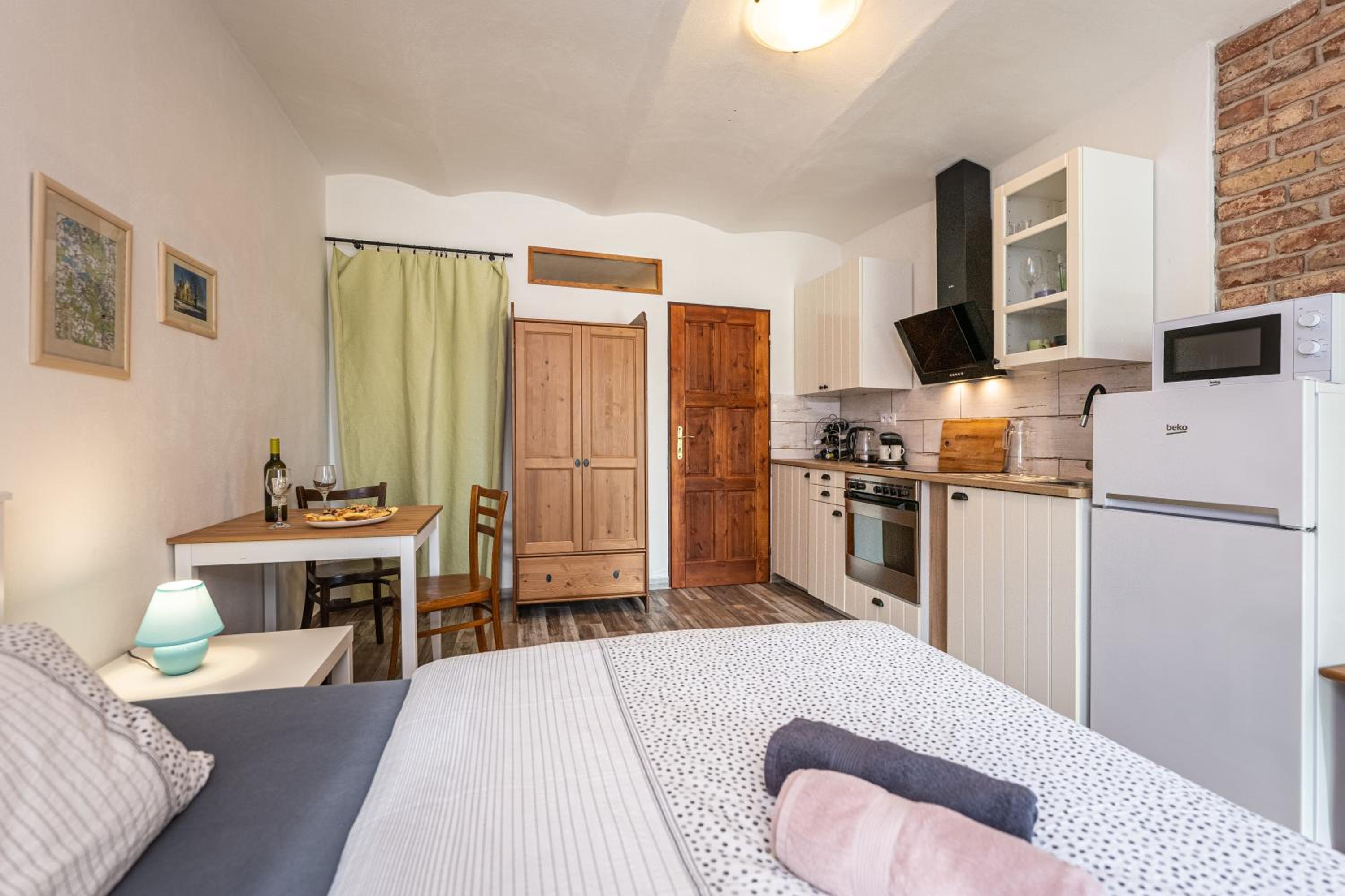 Studio Apartment - Photo 3